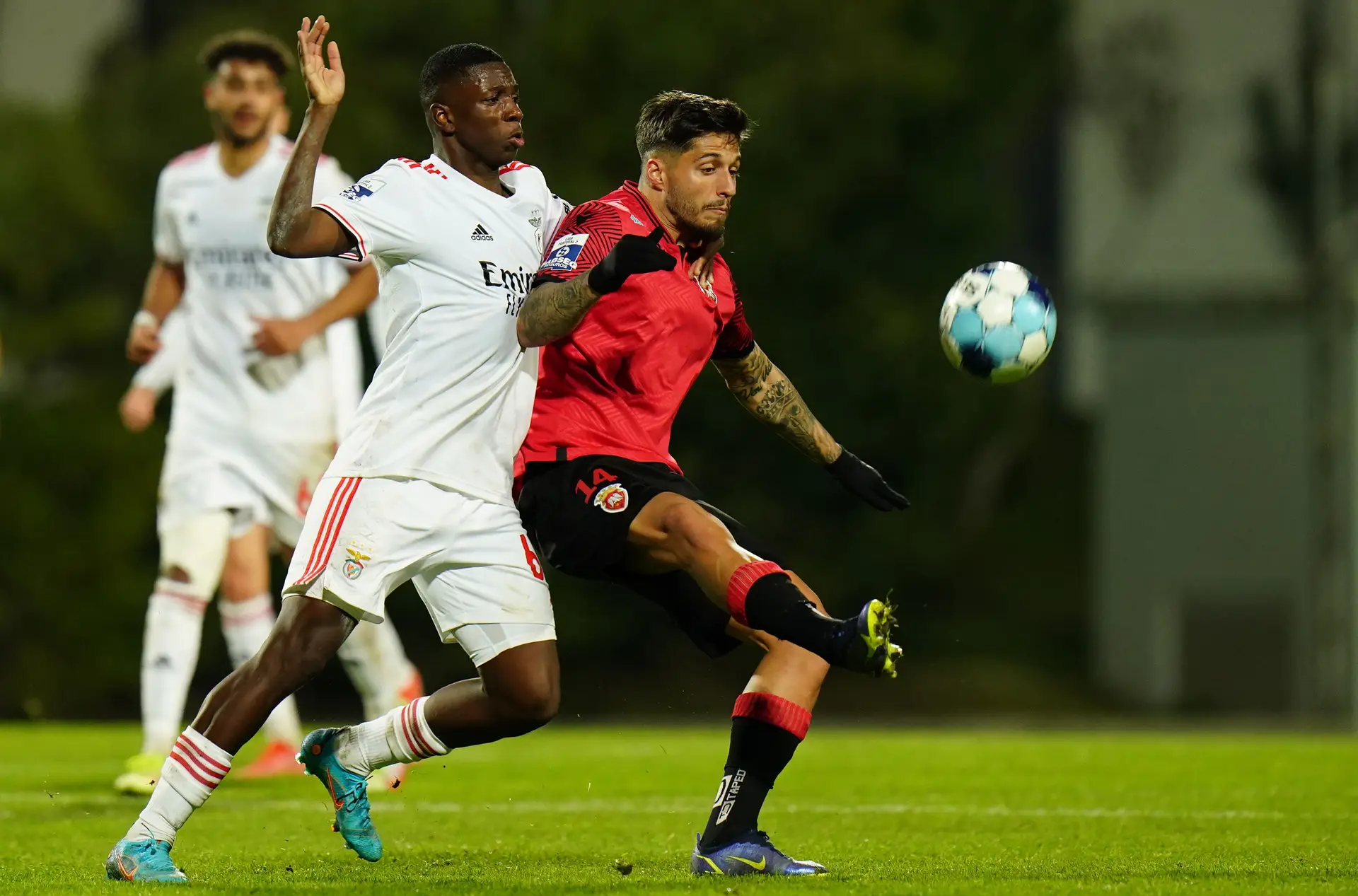 O avançado que assinou com o FC Penafiel em 2020/21, a tentar proteger a bola de Fábio Batista, do Benfica B