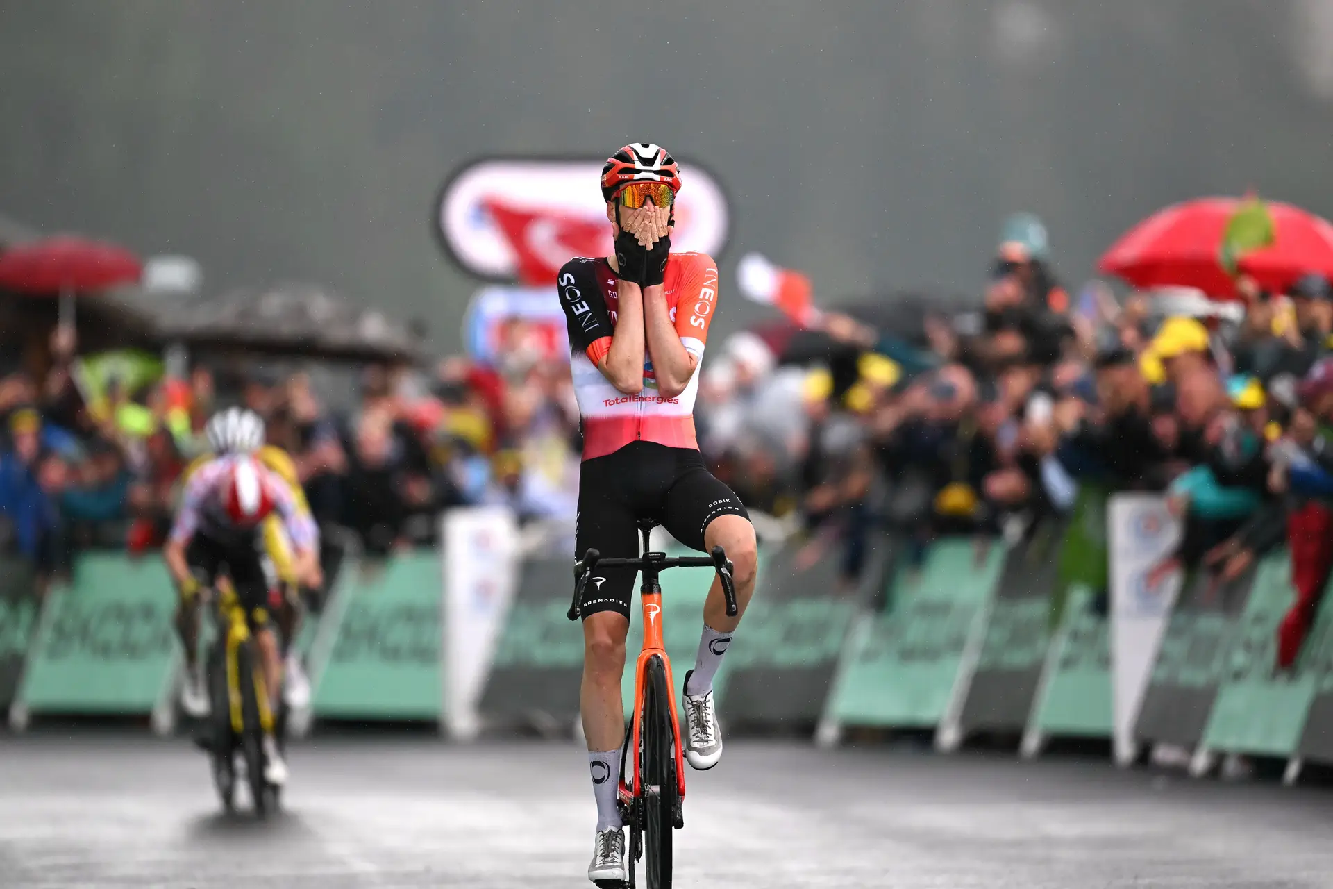 Thymen Arensman escalou os seus demónios interiores para vencer no território Pogačar no Tour de France 
