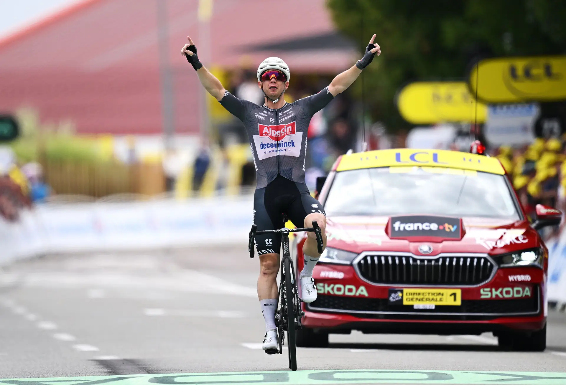 Kaden Groves pediu emprestado o espírito de Mathieu van der Poel e venceu em solitário a escorregadia penúltima etapa do Tour de France
