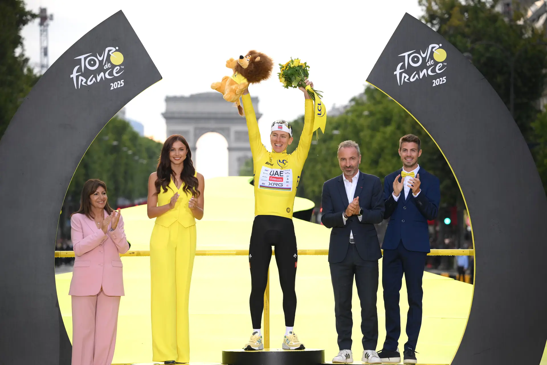 Primeiro quis arrasar, depois controlou, no fim foi tetra com estilo: Tadej Pogačar vence o Tour de France 2025