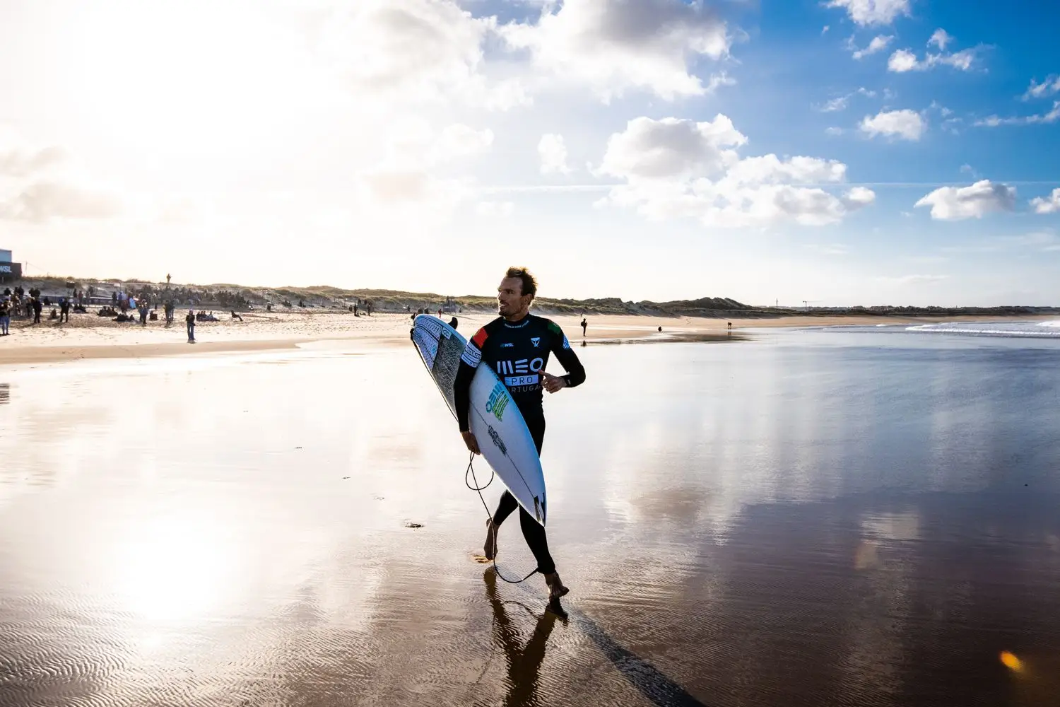 Frederico Morais, o mais recente português a competir no circuito mundial de surf, aqui numa manhã na praia de Supertubos, em Peniche