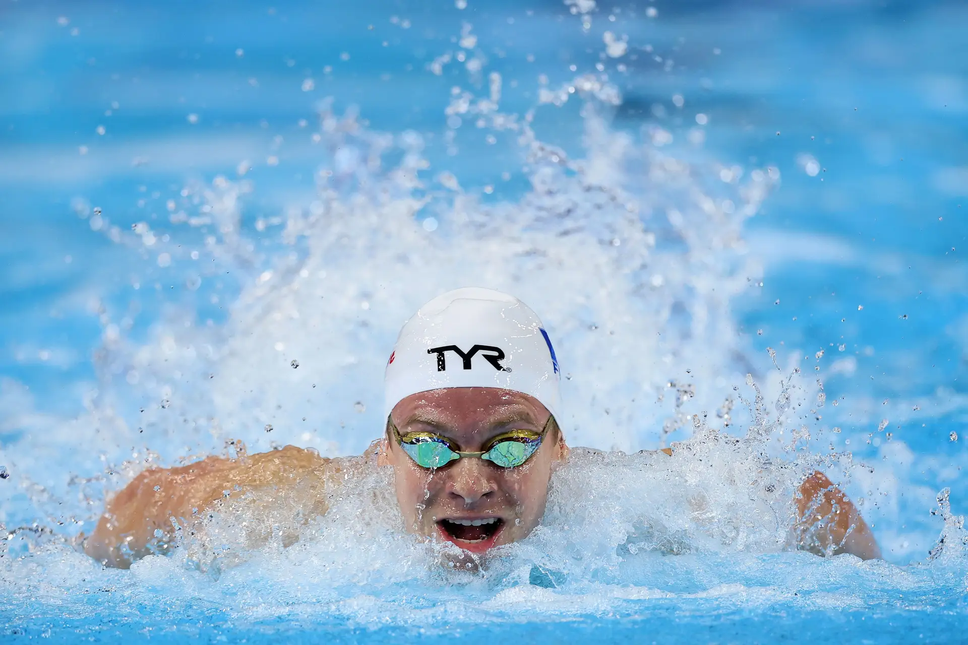 O inevitável Léon Marchand é tricampeão mundial. E mais do que o ouro, foi um gesto a fazê-lo festejar 🤟