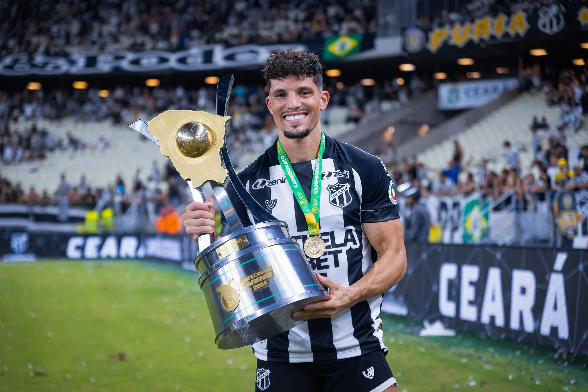 Rafael com a taça de campeão cearense