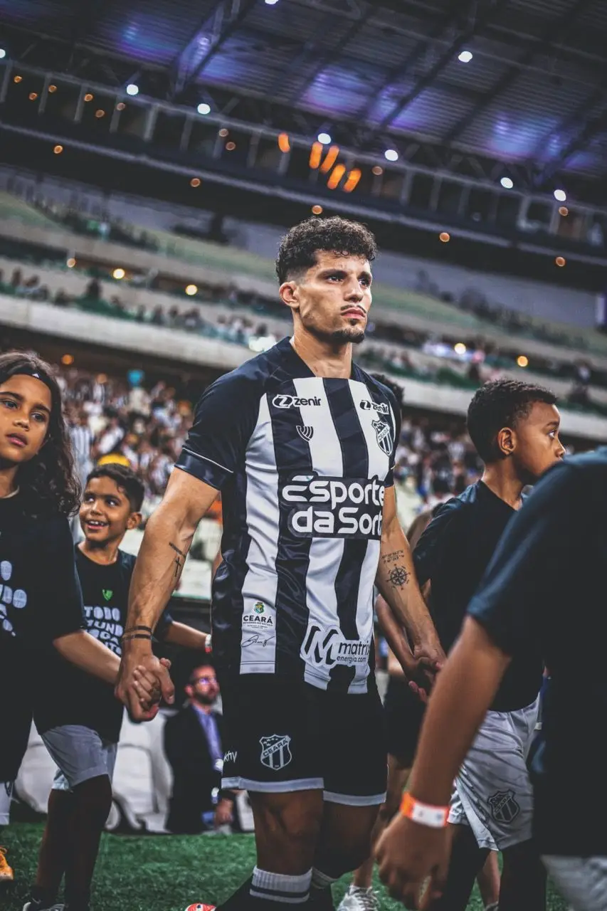 O lateral português a entrar em campo pelo Ceará