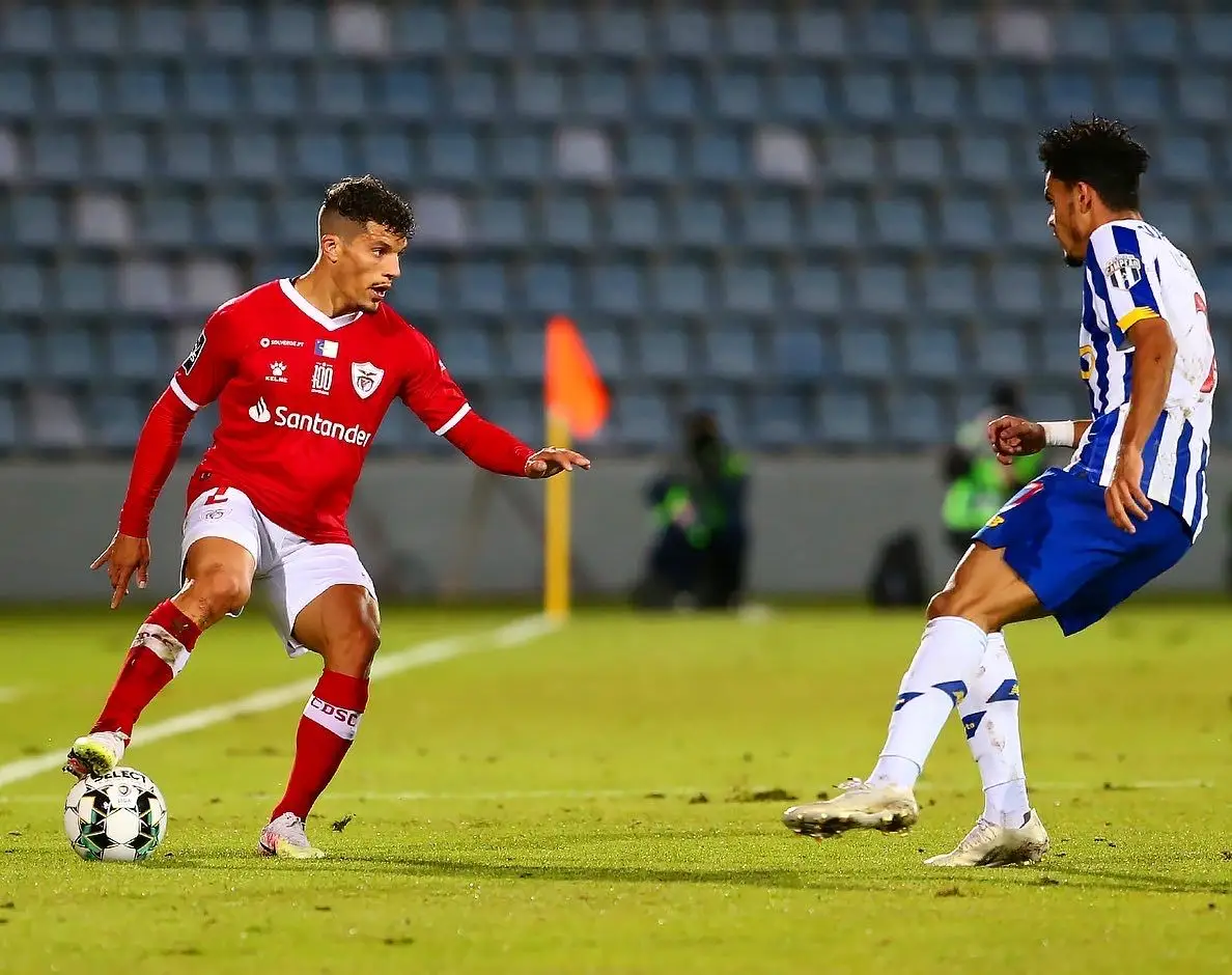 O lateral direito (à esquerda) num jogo pelo Santa Clara