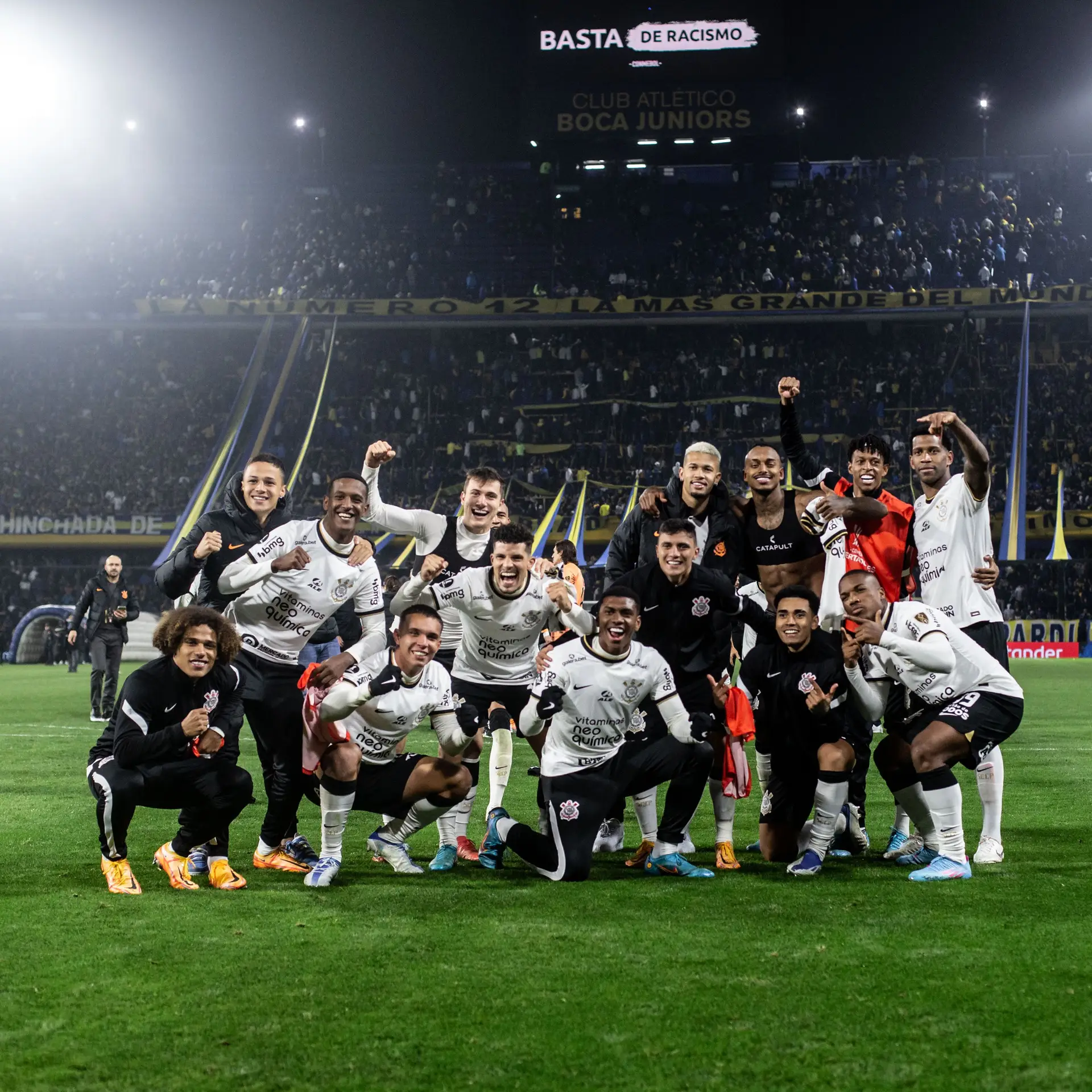 A equipa do Corinthians. Rafale está no centro inclinado no meio de dois colegas