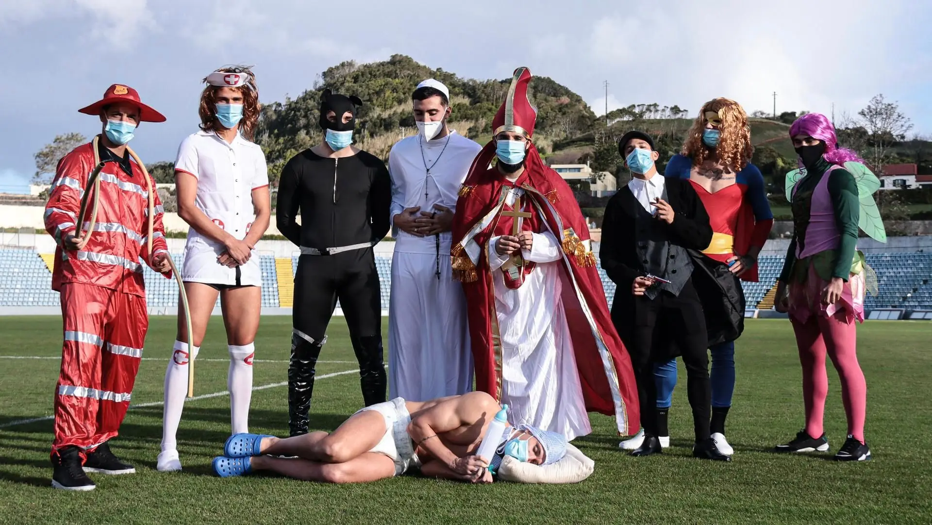 Jogadores do Santa Clara a festejar o carnaval