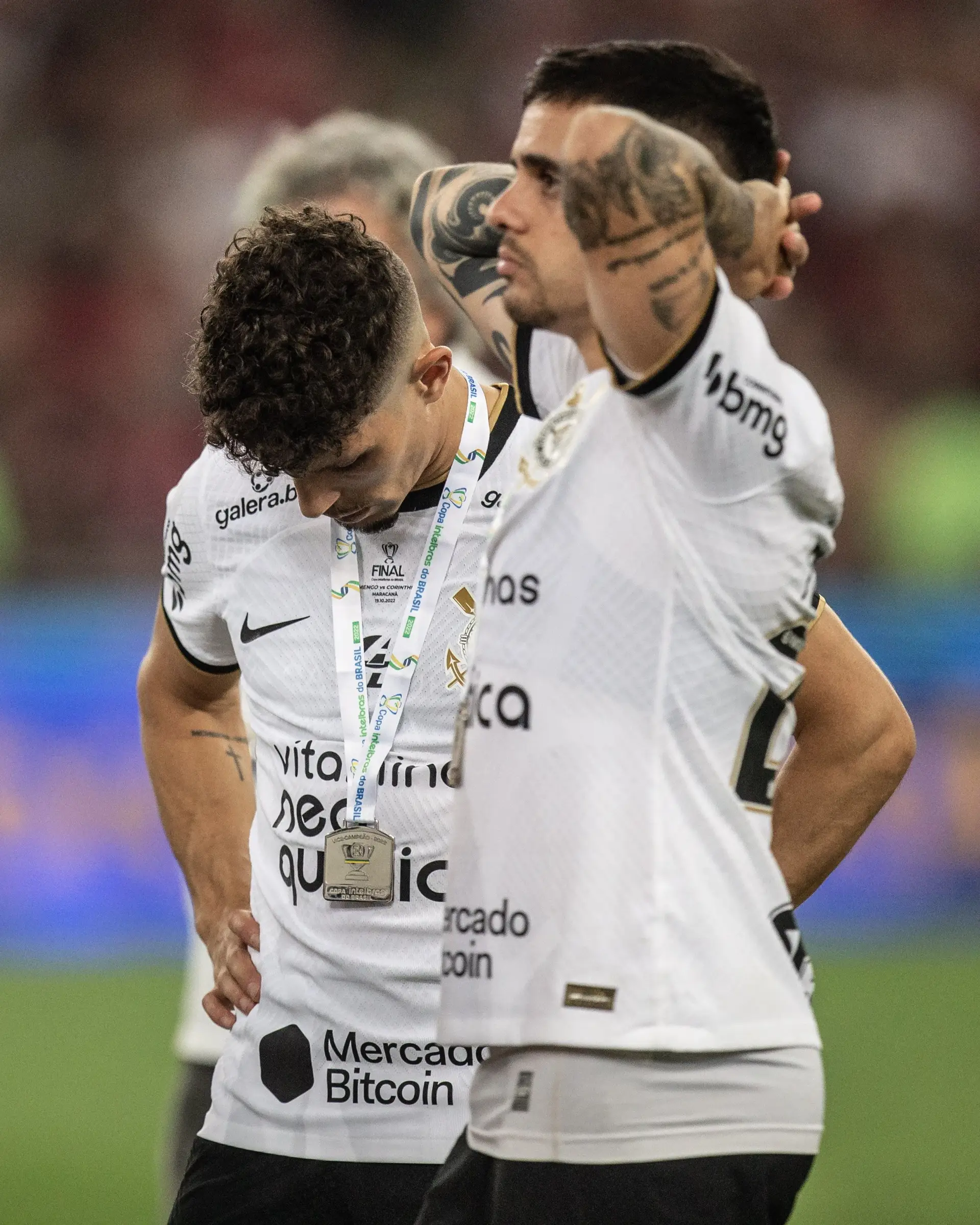 Rafael cabisbaixo com a medalha de vice-campeão da Taça do Brasil, pelo Corinthians