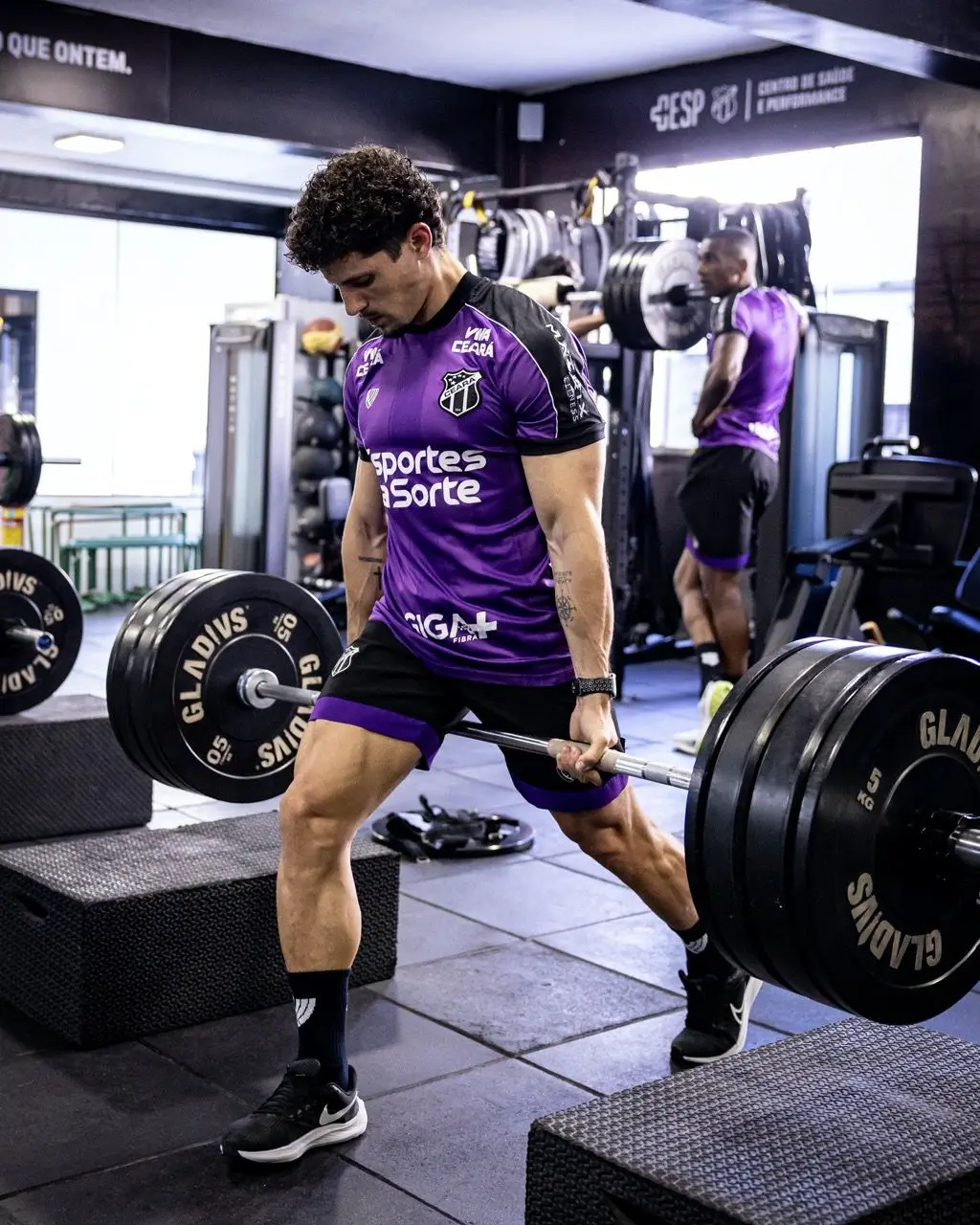 Rafael a treinar força no ginásio