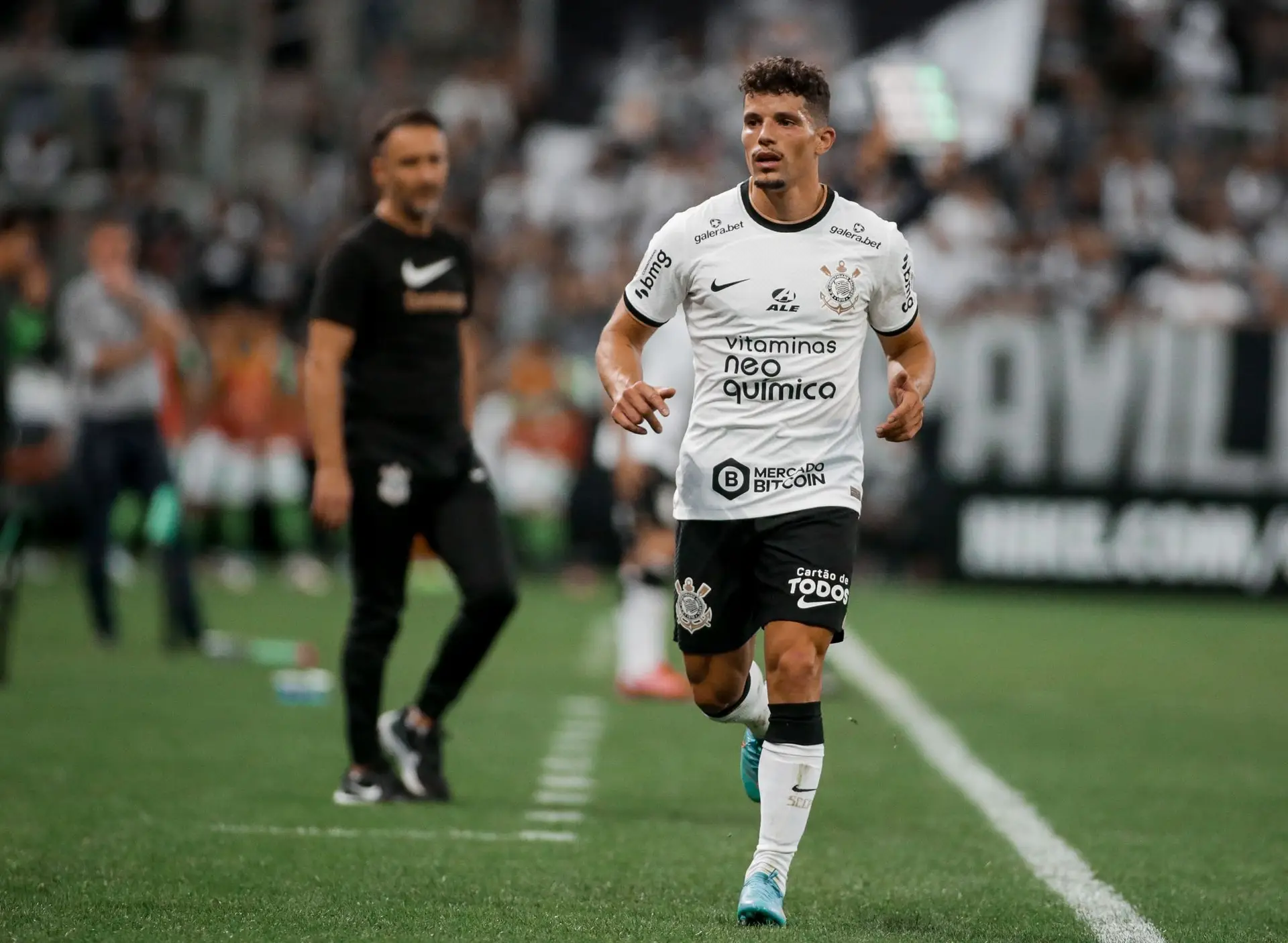 O lateral um jogo pelo Corinthians com o treinador Vitor Pereira em fundo