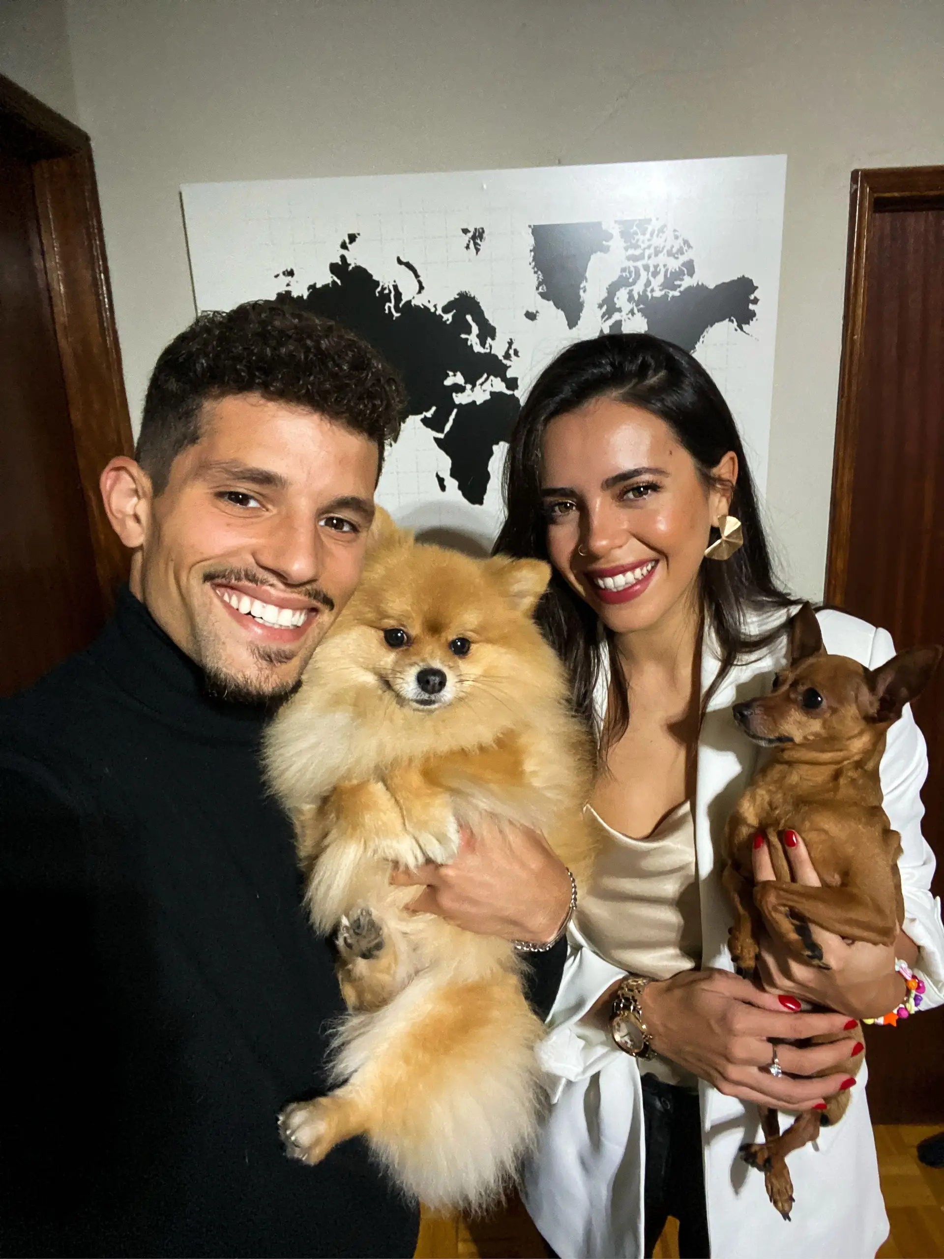 Com a namorada Luciana e os dois cães Hatchi e Eddie