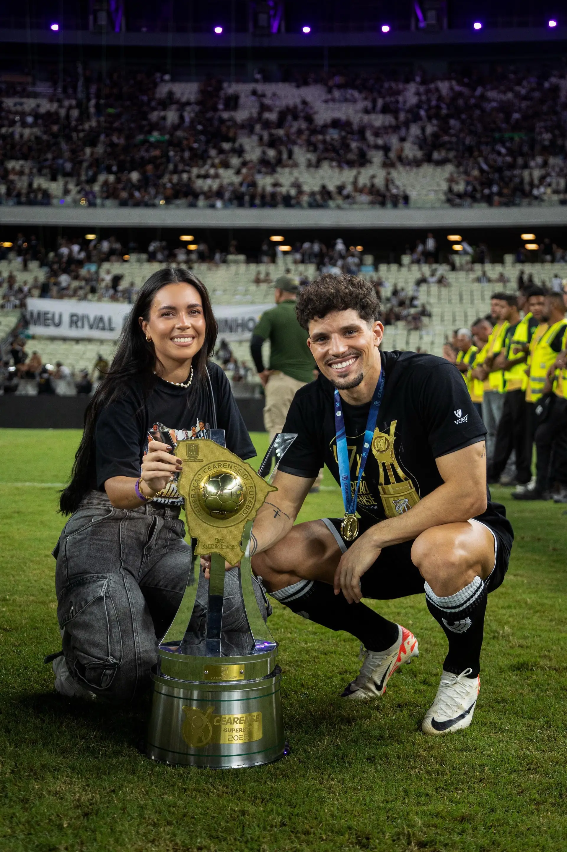 O lateral direito com a namorada e o troféu de campeã cearense