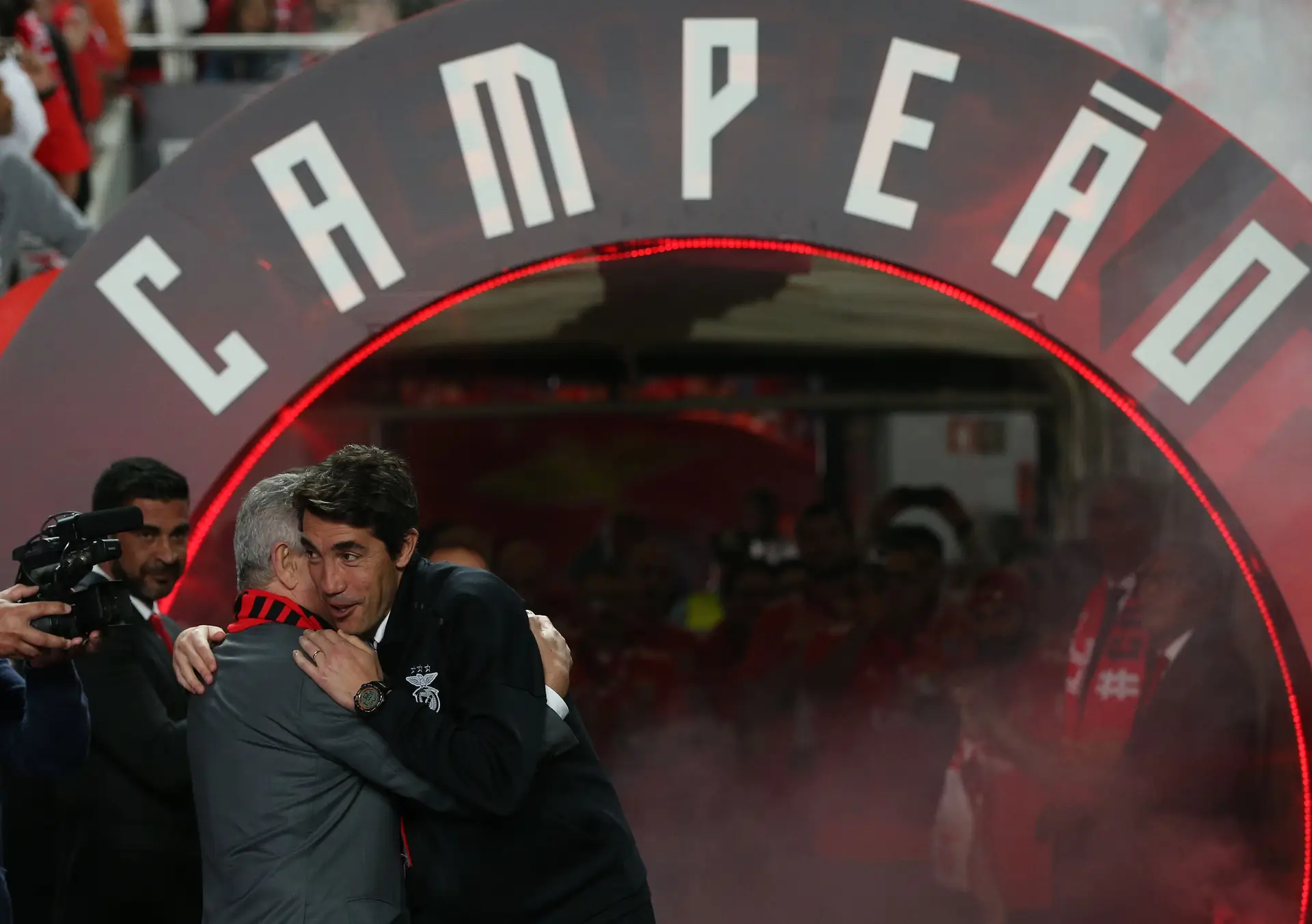 Outra entrevista de Luís Filipe Vieira, outro ‘fica para depois’ quanto à candidatura às eleições do Benfica. Já críticas, houve para todos