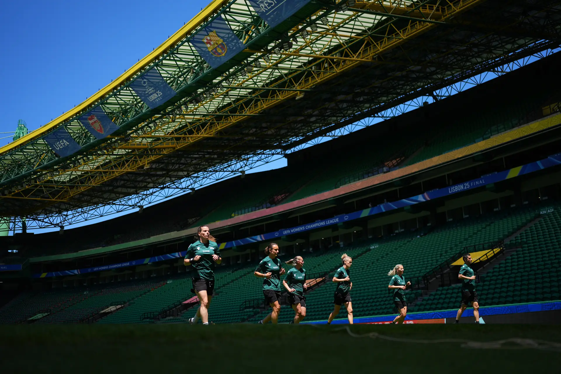 A equipa de arbitragem da mais recente final da Liga dos Campeões feminina a treinar, antes do jogo, no Estádio de Alvalade, onde se realizou a final.