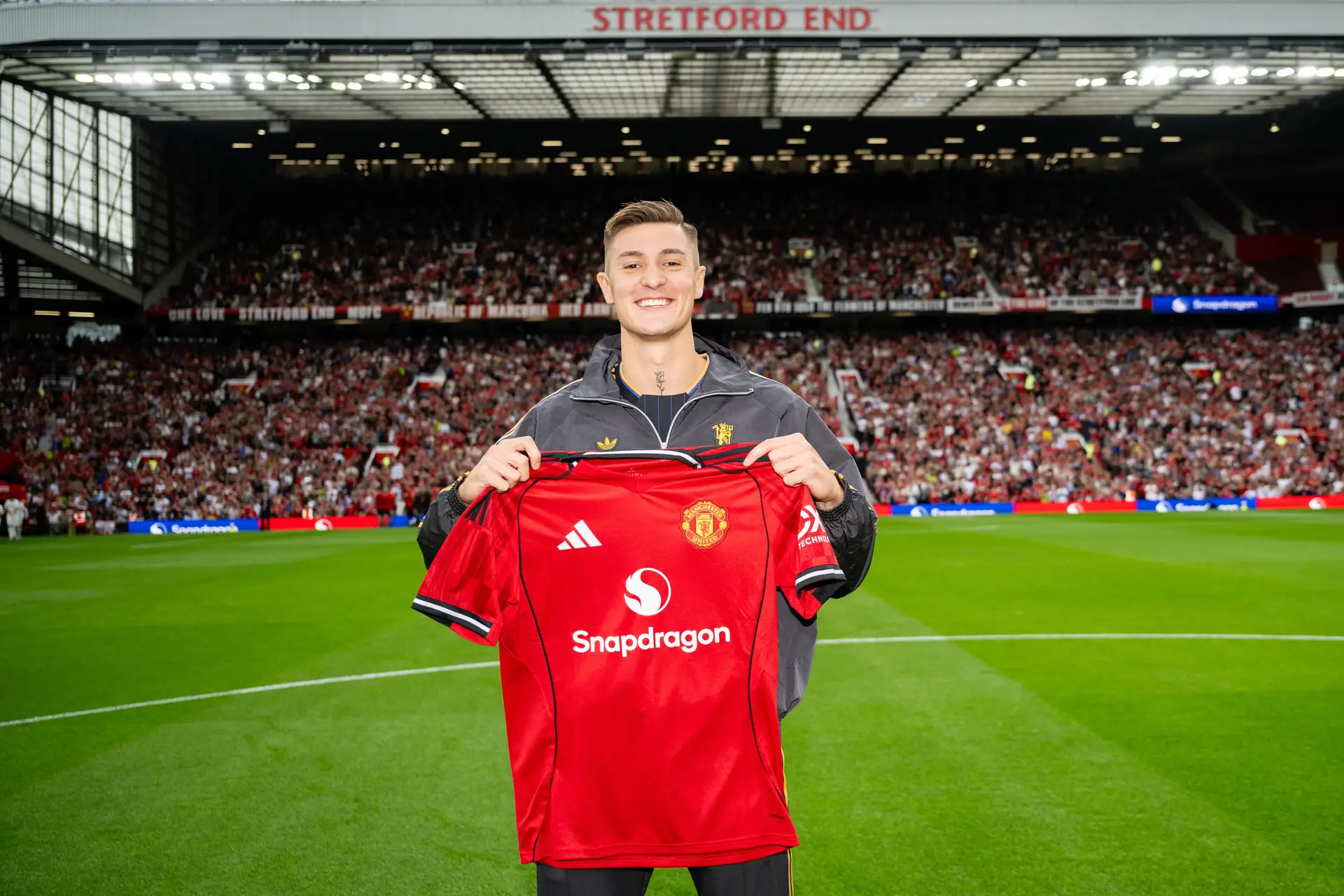 Chegou a Manchester a contratação mais cara da era Amorim: Benjamin Šeško é o novo avançado do United