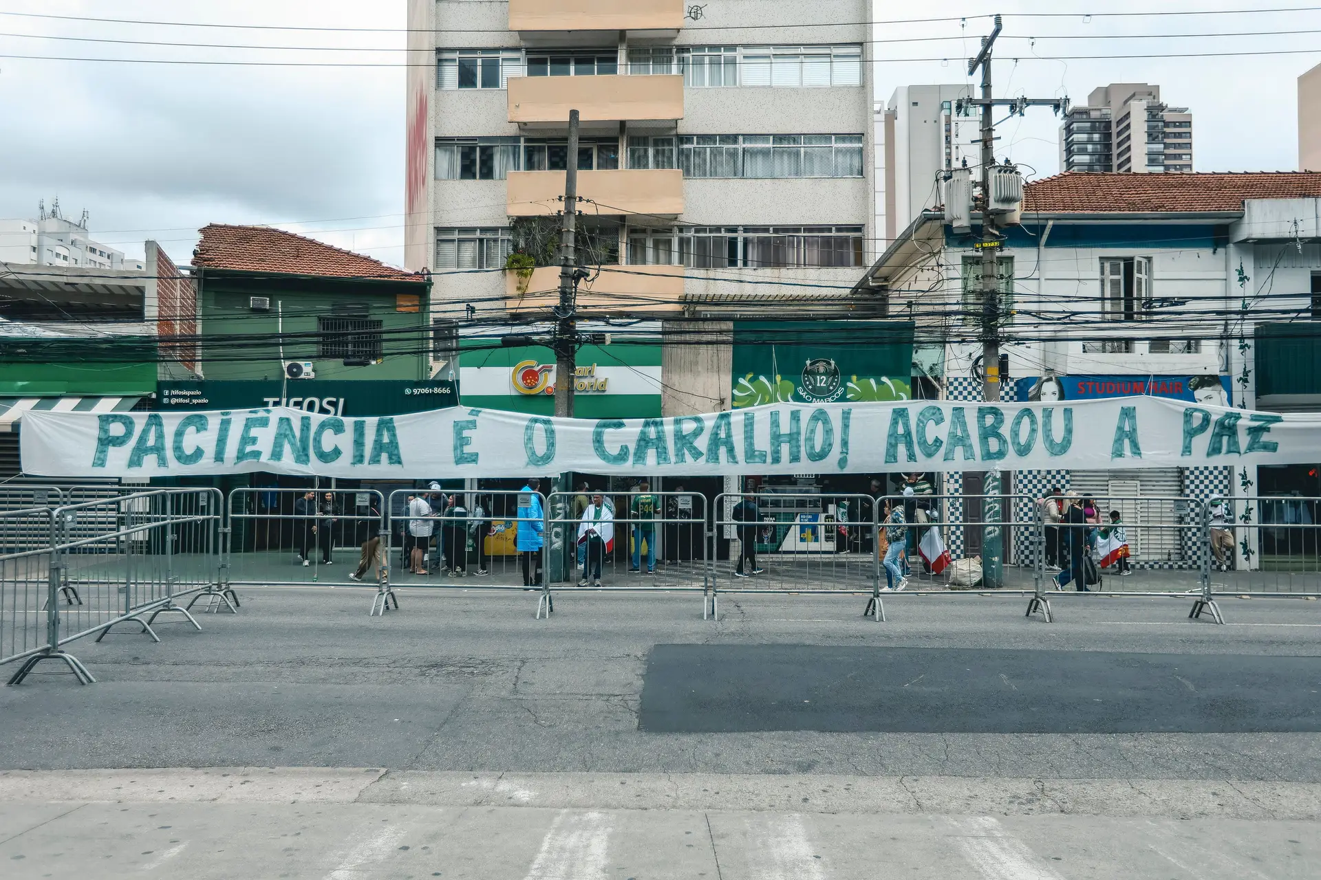 Adeptos atacaram o centro de treinos do Palmeiras com bombas e petardos em protesto contra os resultados da equipa de Abel Ferreira