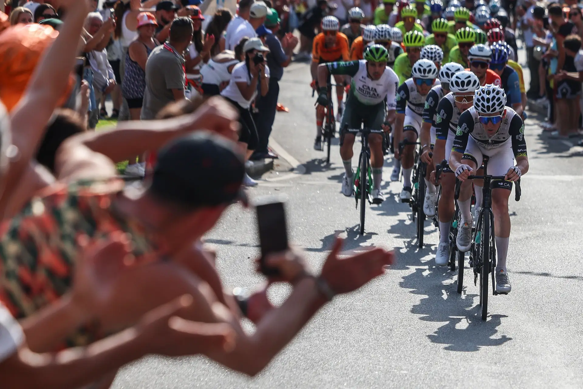 O pelotão a pedalar na Senhora da Graça durante a edição de 2025 da Volta a Portugal