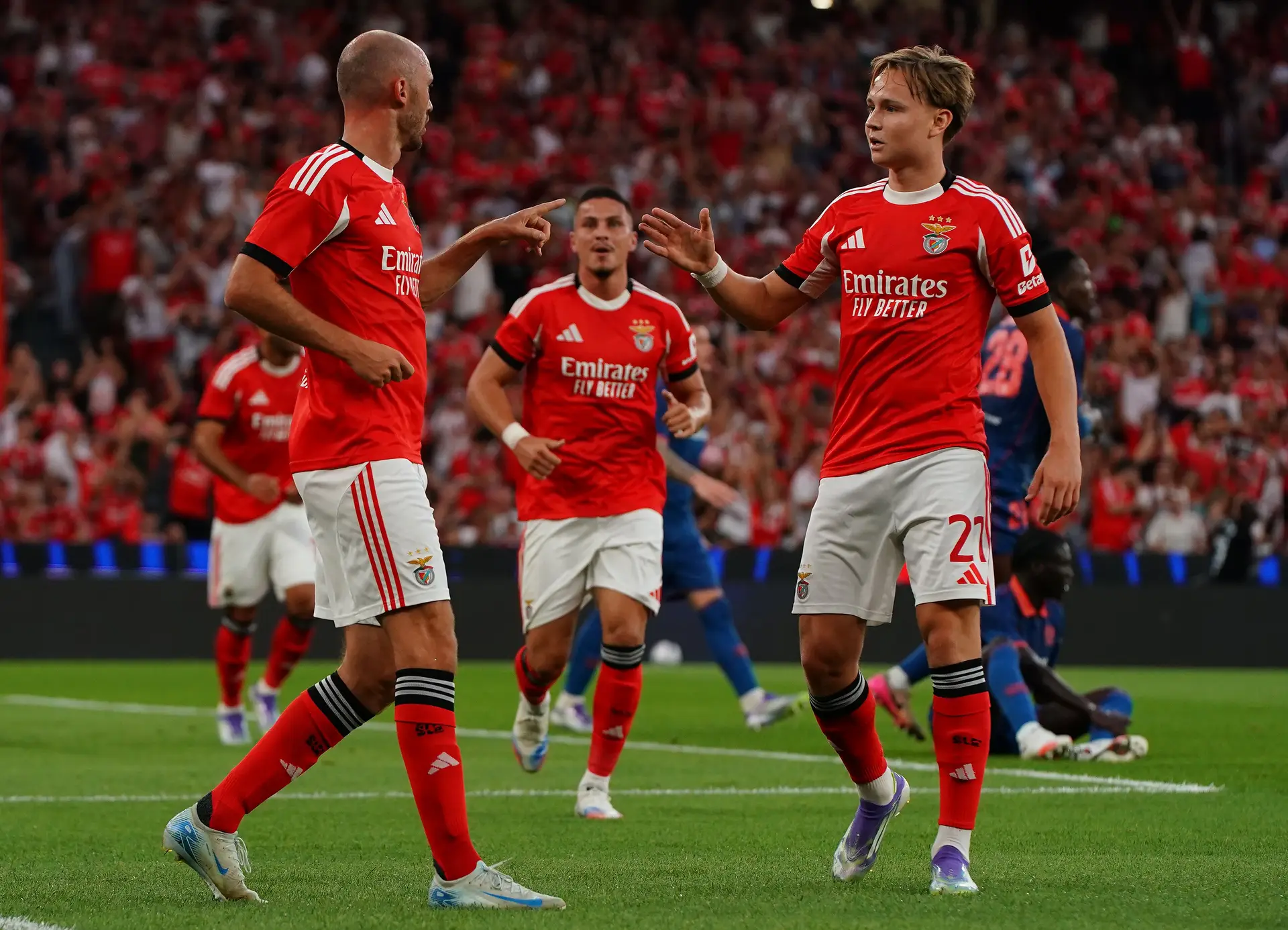 O olheiro Aursnes descobre os caminhos para uma noite tranquila e o Benfica está a um Mourinho de distância da Liga dos Campeões