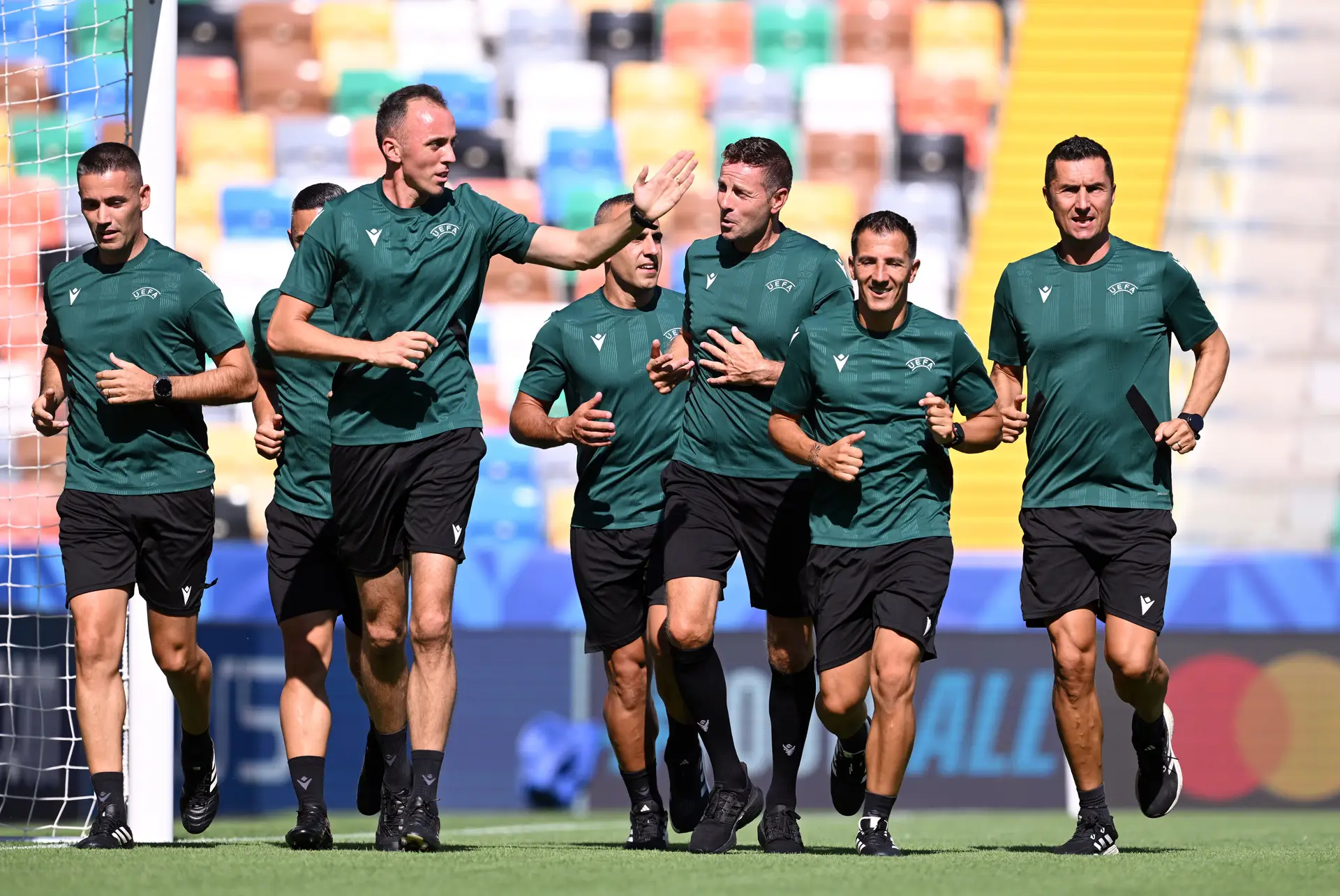 Um português vai arbitrar a final da Supertaça Europeia. Não podemos deixar que estas pequenas vitórias passem despercebidas