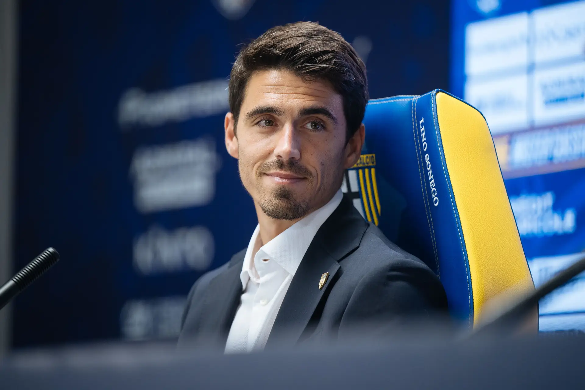 Começou a carreira pelo Twitter e foi contratado aos 29 anos pelo Parma. Que desafios tem um “treinador bebé” como Carlos Cuesta?