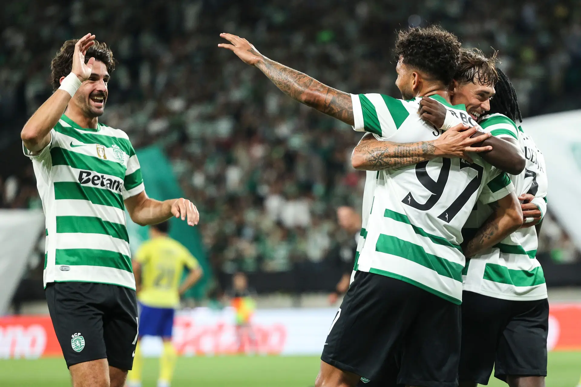Adeus fosso, olá caras novas: o Sporting reinaugura Alvalade com um festival de golos