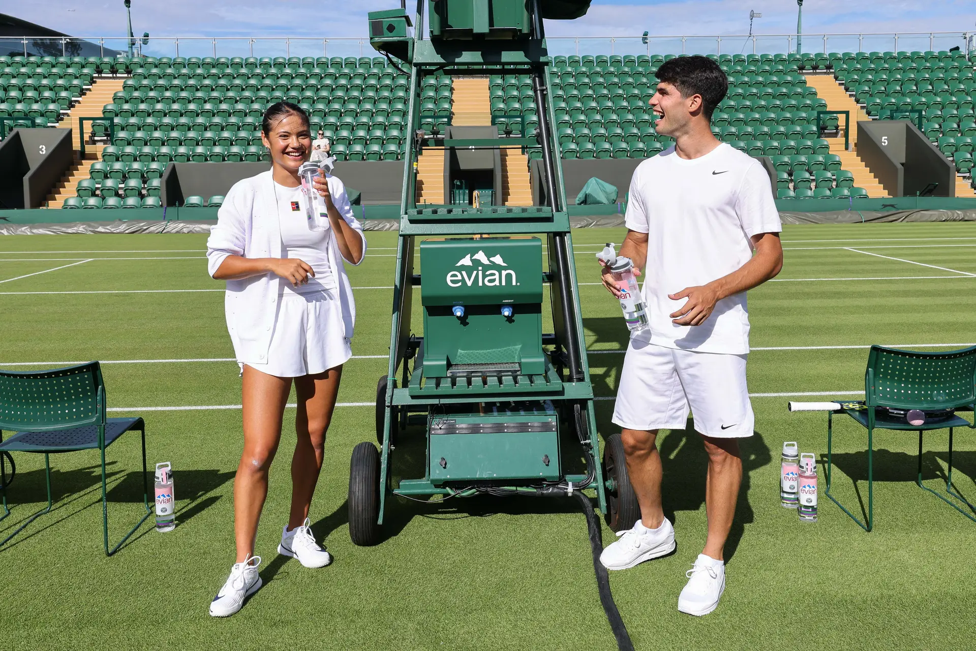 Emma Raducanu e Carlos Alcaraz numa ação promocional durante o torneio de Wimbledon. No US Open, farão uma dupla de sonho no renovado torneio de pares mistos