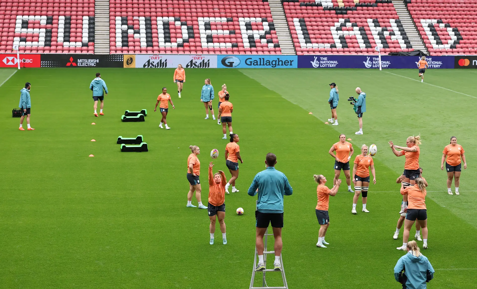 As Red Roses (seleção inglesa) a treinarem no Stadium of Light, em Sunderland, antes do jogo inaugural do Mundial