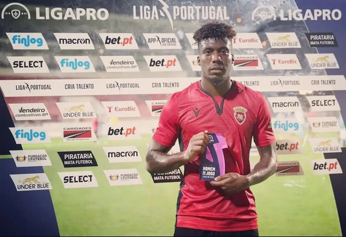 No Penafiel, com o troféu de Homem do Jogo