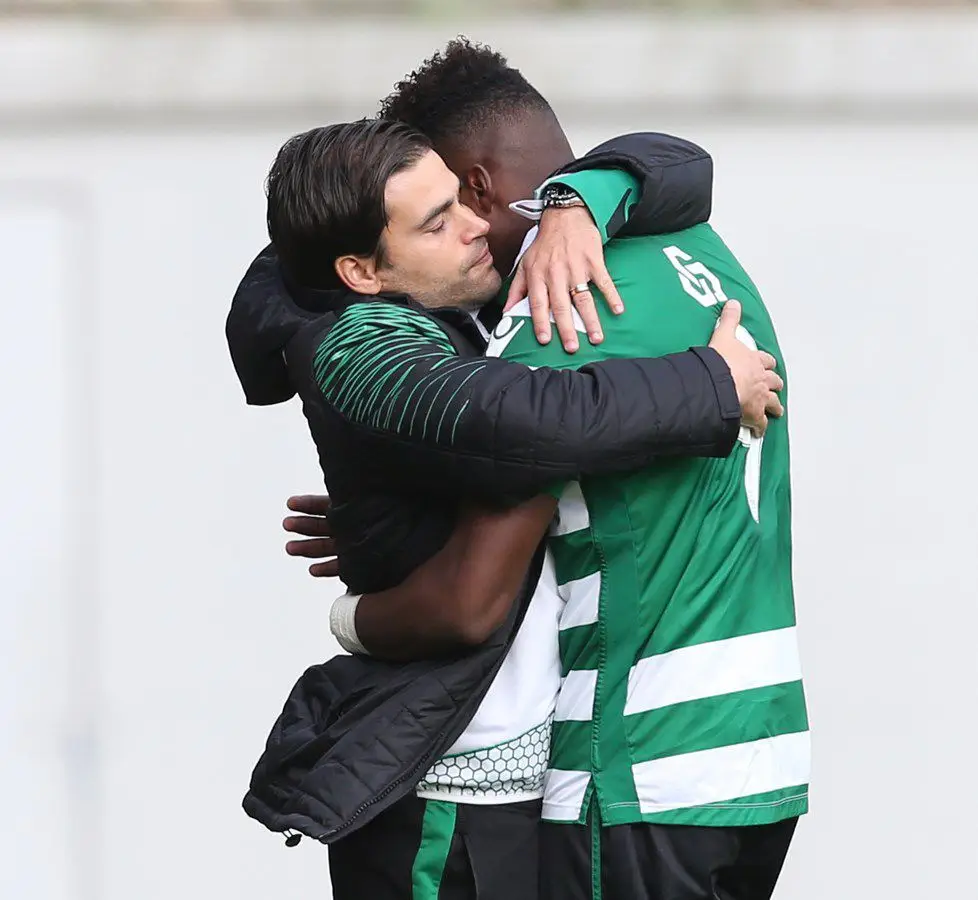 Ronaldo num abraço com Tiago Fernandes seu treinador no Sporting