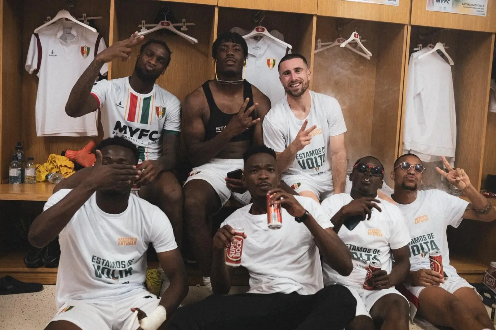 Gaspar, Ronaldo, Kikas (em cima), Régis, Johnstone, Capita e Mário Balbúrdia, o balneário do Estrela da Amadora