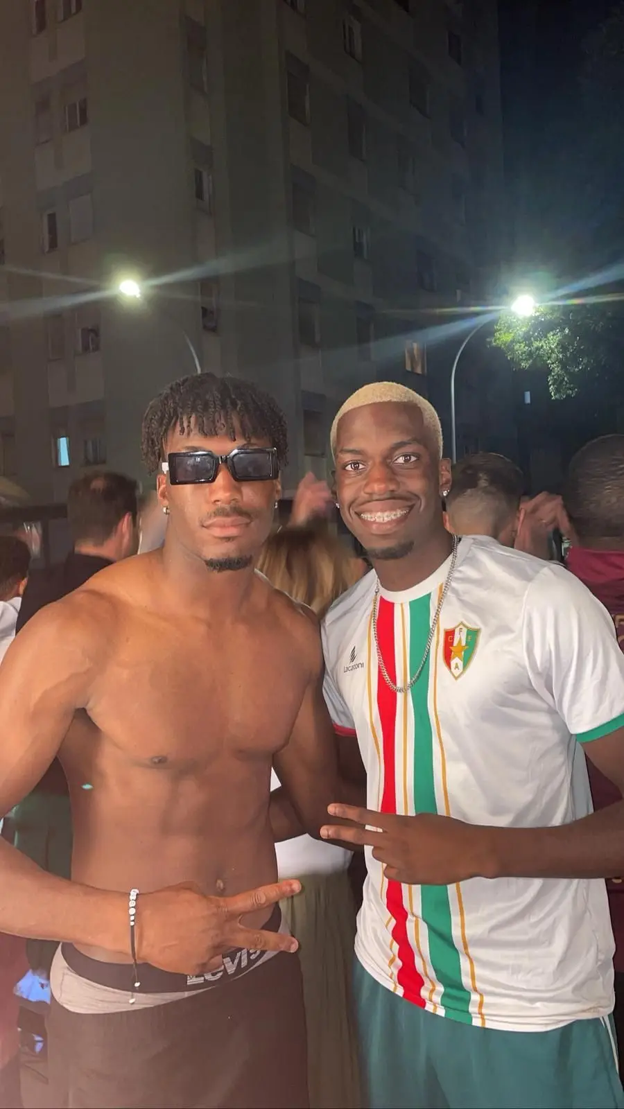  O avançado com o irmão mais novo quando este foi campeão pelos Sub23 do Estrela da Amadora