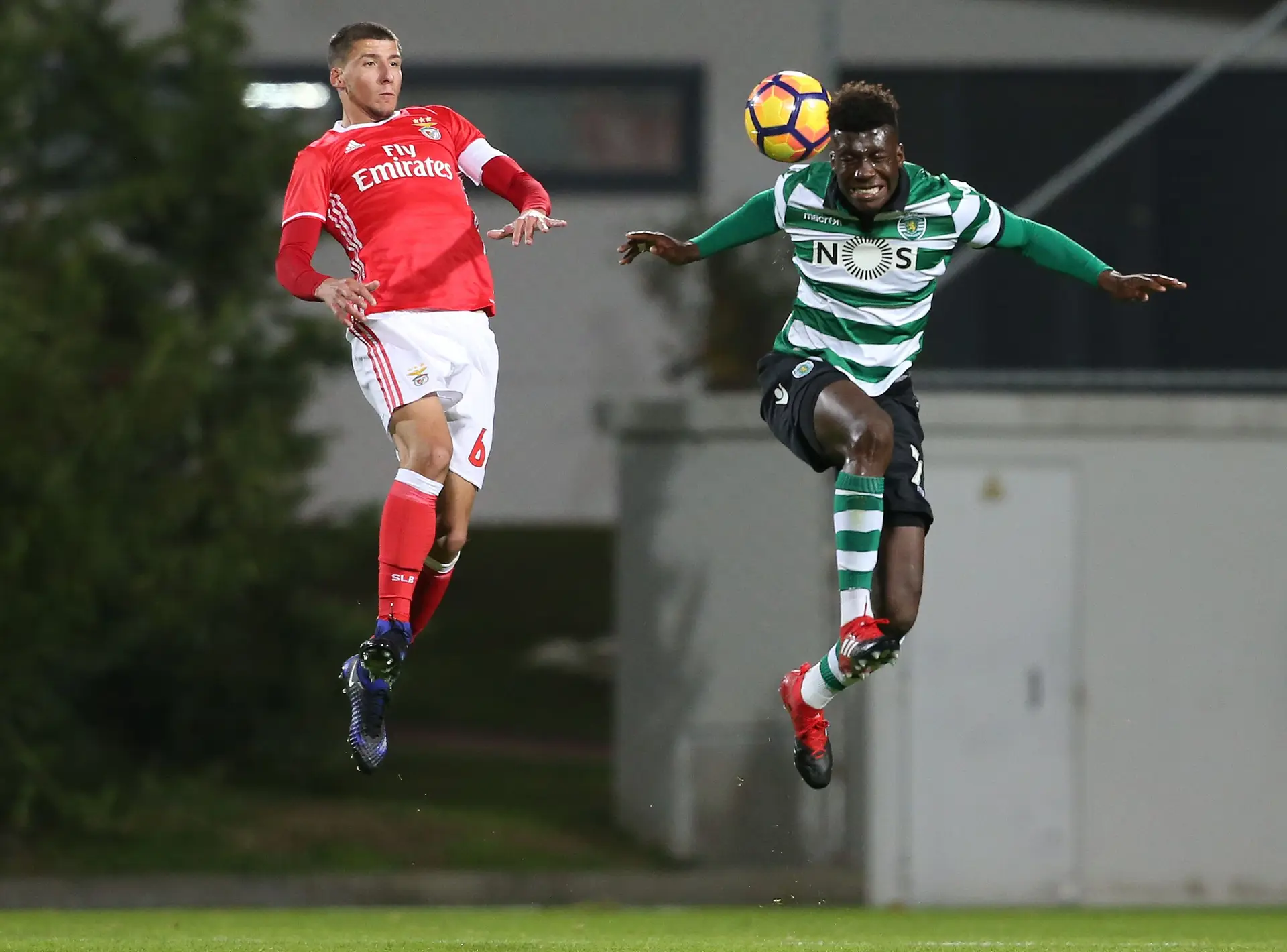 Ronaldo (à direita) e Rúben Dias um lance de um jogo entre as equipas B do Benfica e do Sporting, em 2016