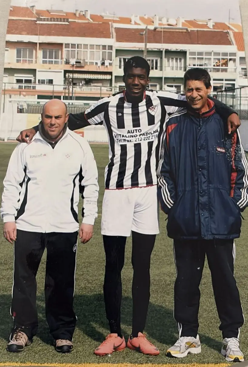 O avançado (no centro) começou a jogar no Paio Pires com 14 anos
