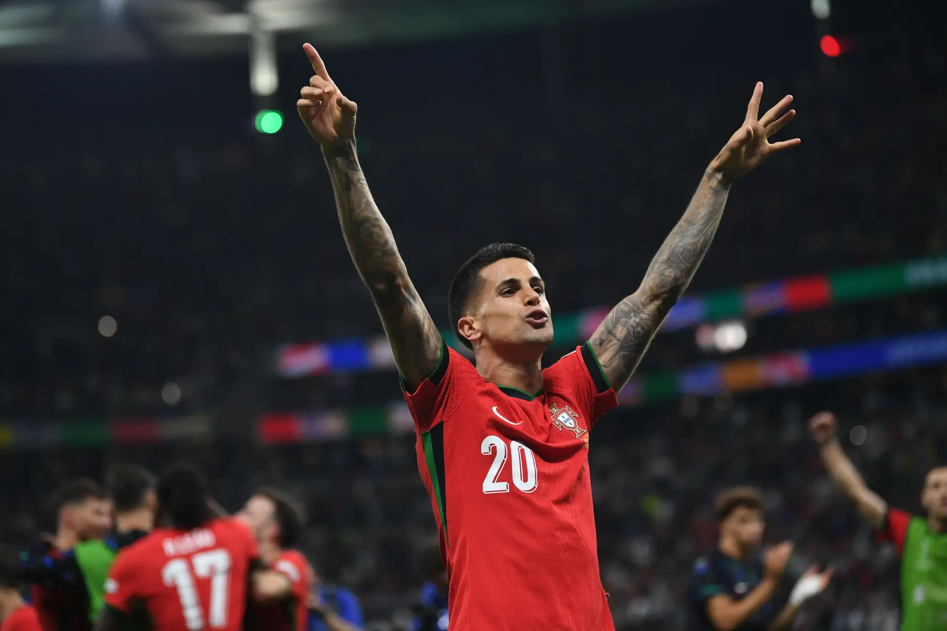 Há um regresso chamado João Cancelo nos 23 convocados, “e mais um”, de Roberto Martínez