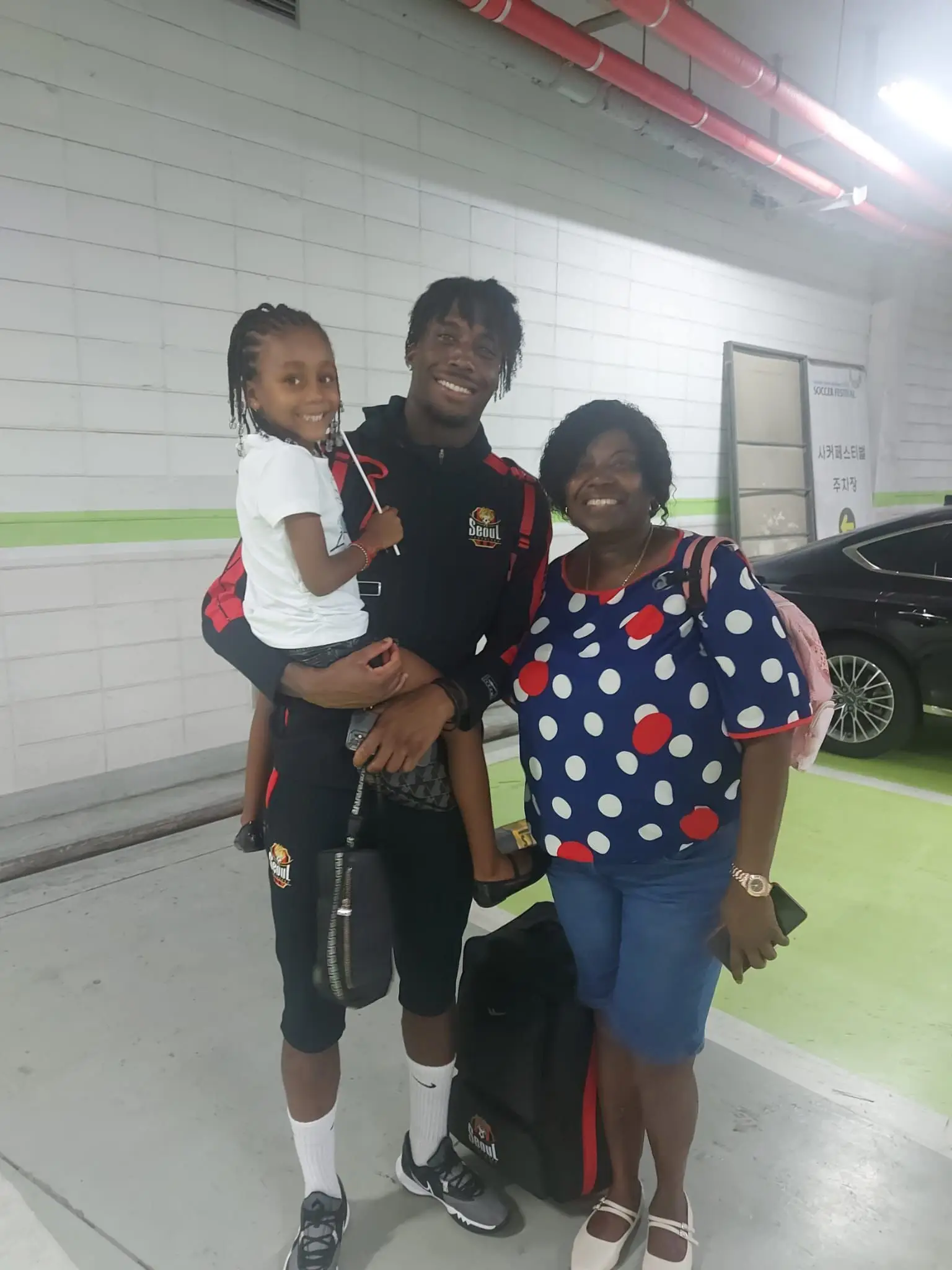 Com a mãe e a filha
