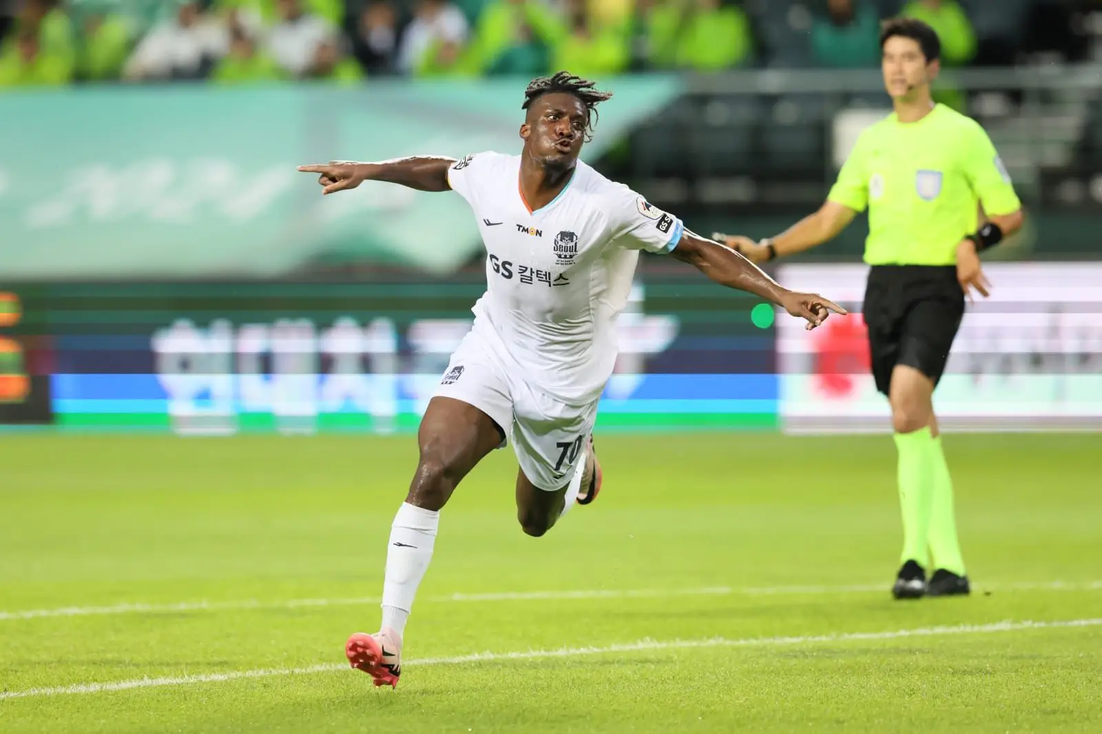 A festejar um golo marcado ao serviço do  FC Seoul