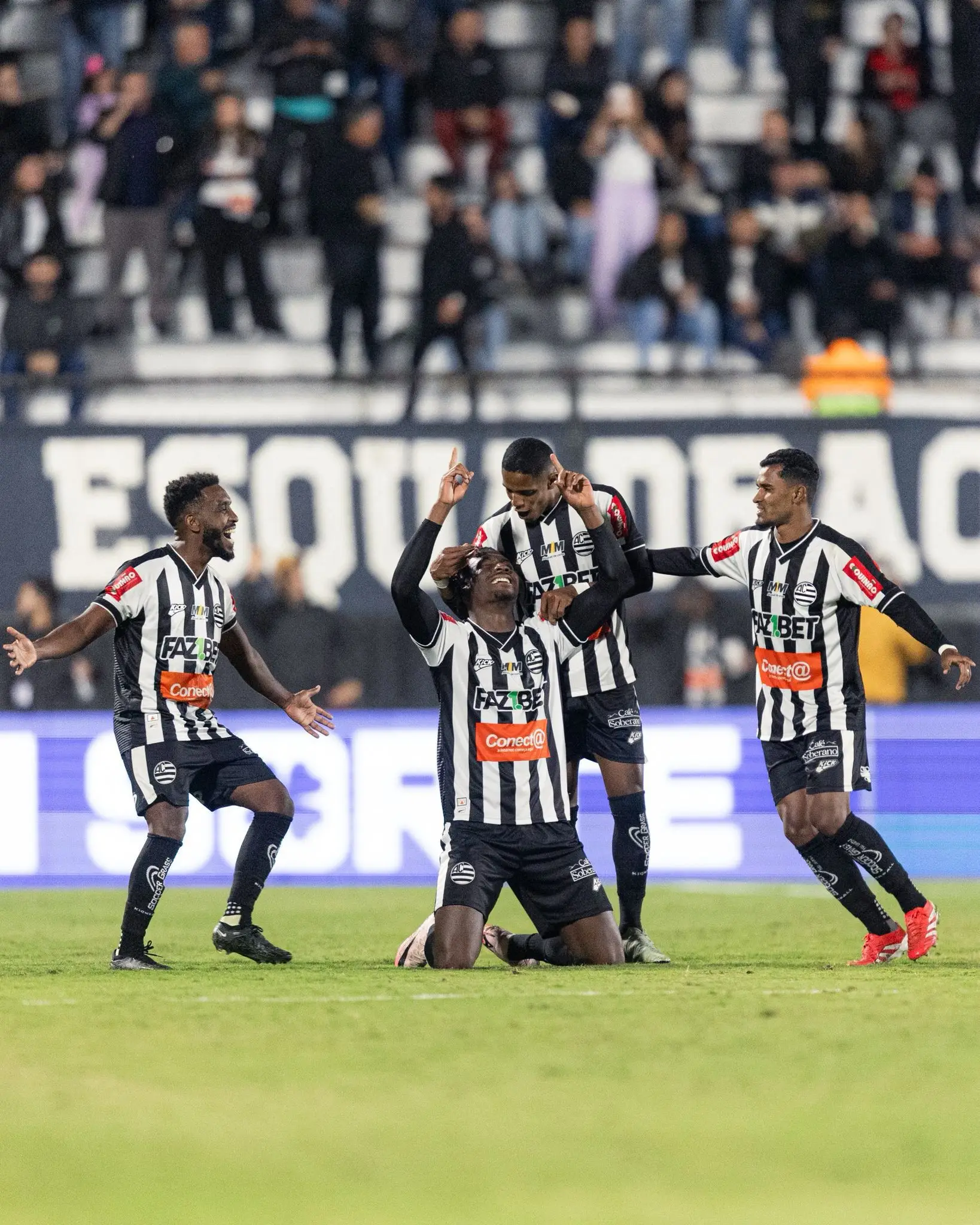 Ronaldo, de joelhos, a festejar um golo com os colegas do clube brasileiro