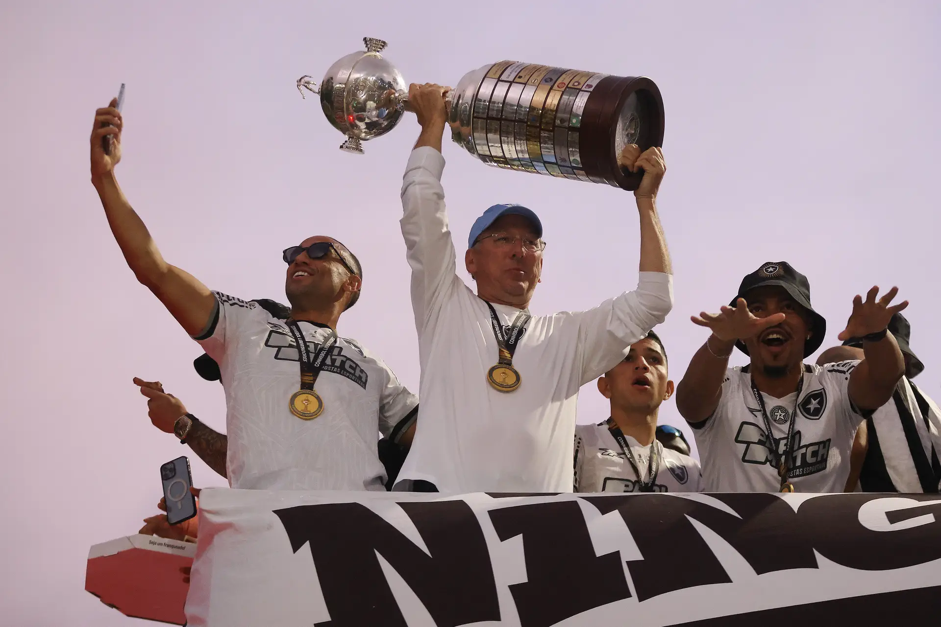 O Botafogo, vencedor da Libertadores, é o projeto de Textor com mais sucesso 