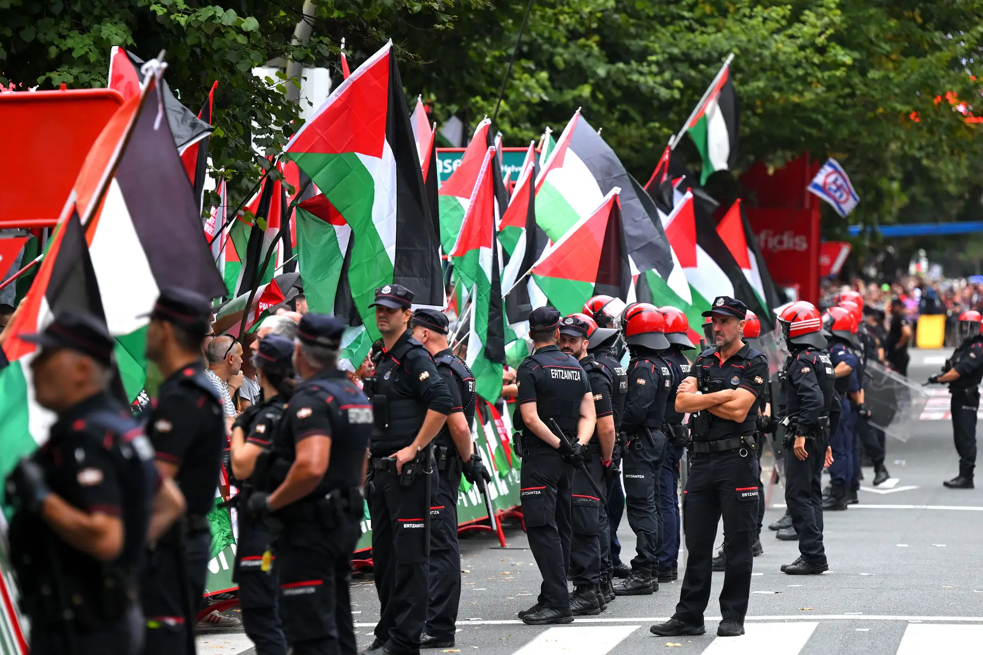 Vuelta: João Almeida perde tempo para Vingegaard em etapa que acabou antes da meta após protestos pela Palestina