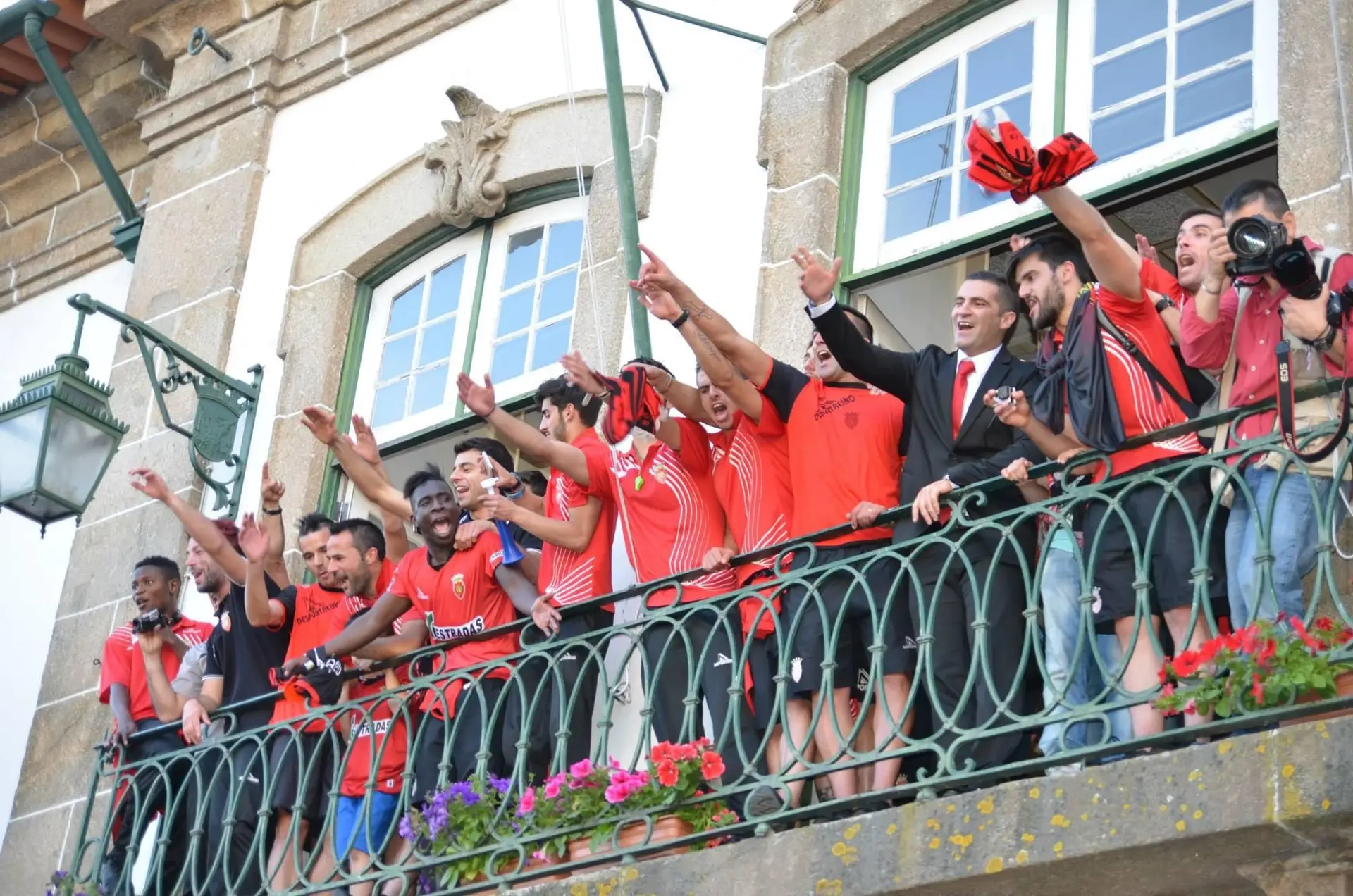 A equipa do FC Penafiel a festejar a subida à I Liga, em 2014