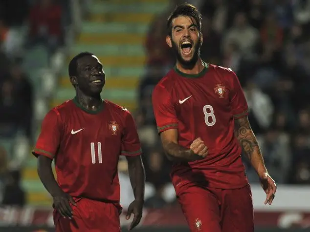 Aldair e Sérgio Oliveira a festejar um golo pela seleção portuguesa de Sub 21