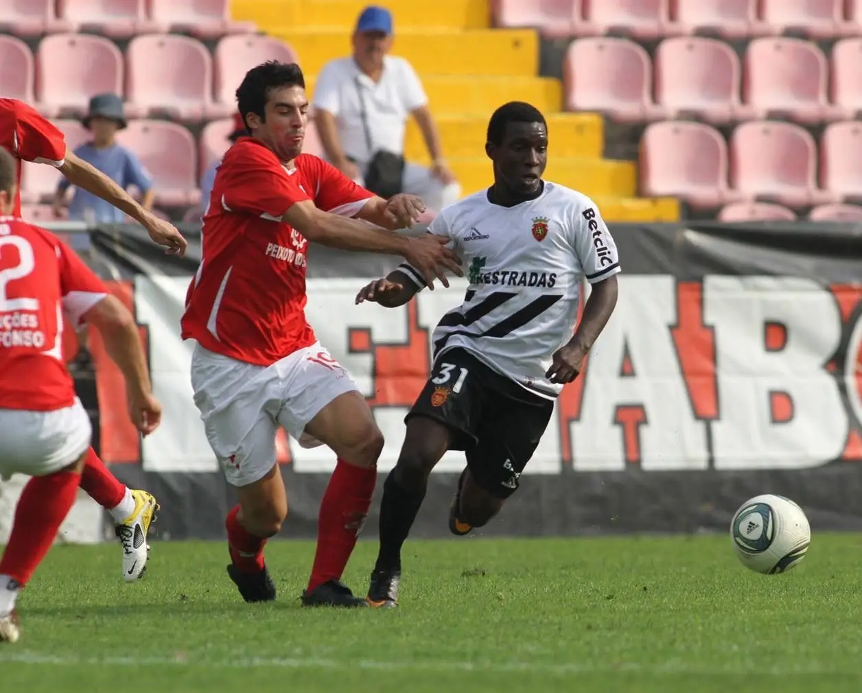 Aldair (à direita) no 1º ano de sénior, a jogar pelo Fc Penafiel