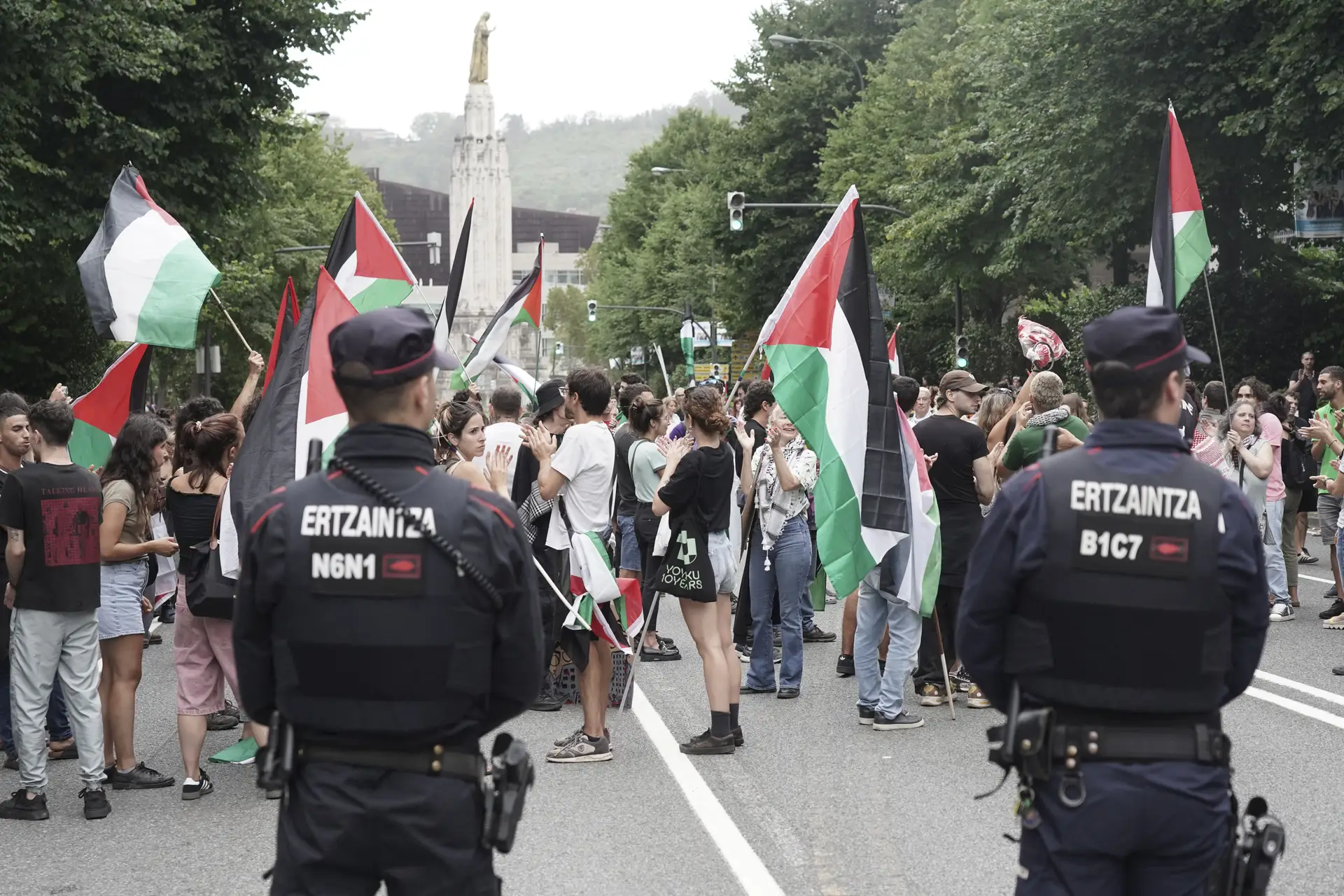 Manifestantes pró-Palestina na etapa 11 da Vuelta, em Bilbao