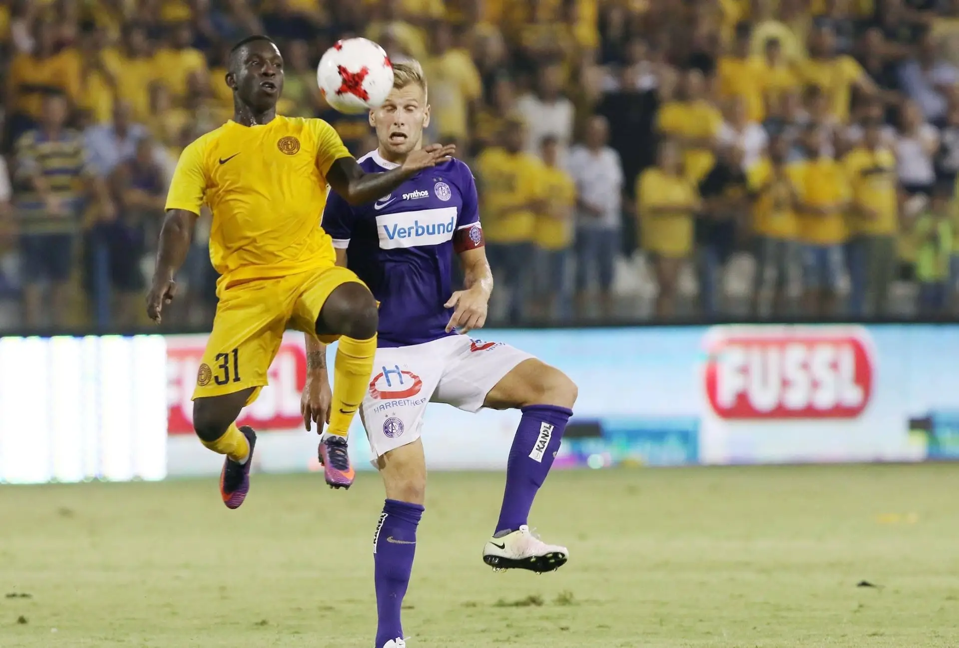 O extremo (à esquerda) em ação pelo AEL Limassol
