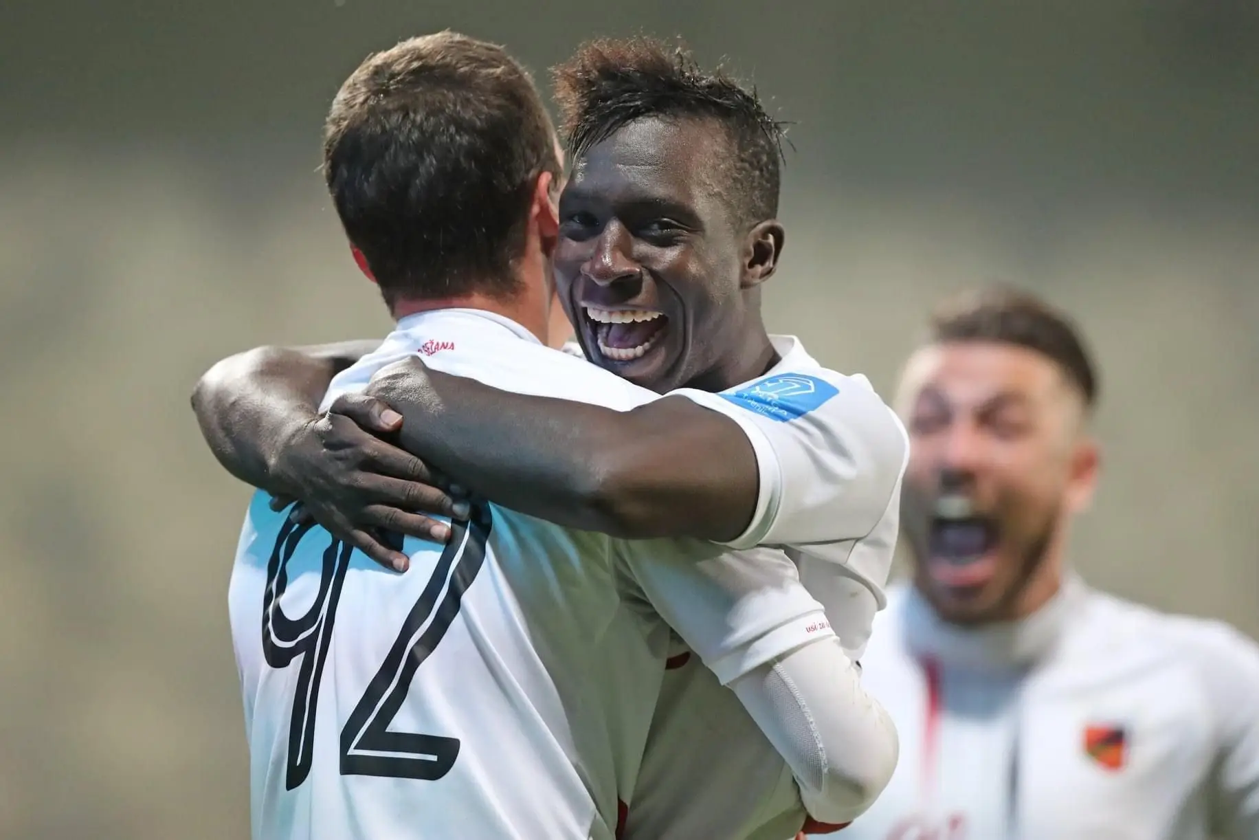 Aldair a festejar com colegas do NK Tabor Sezana