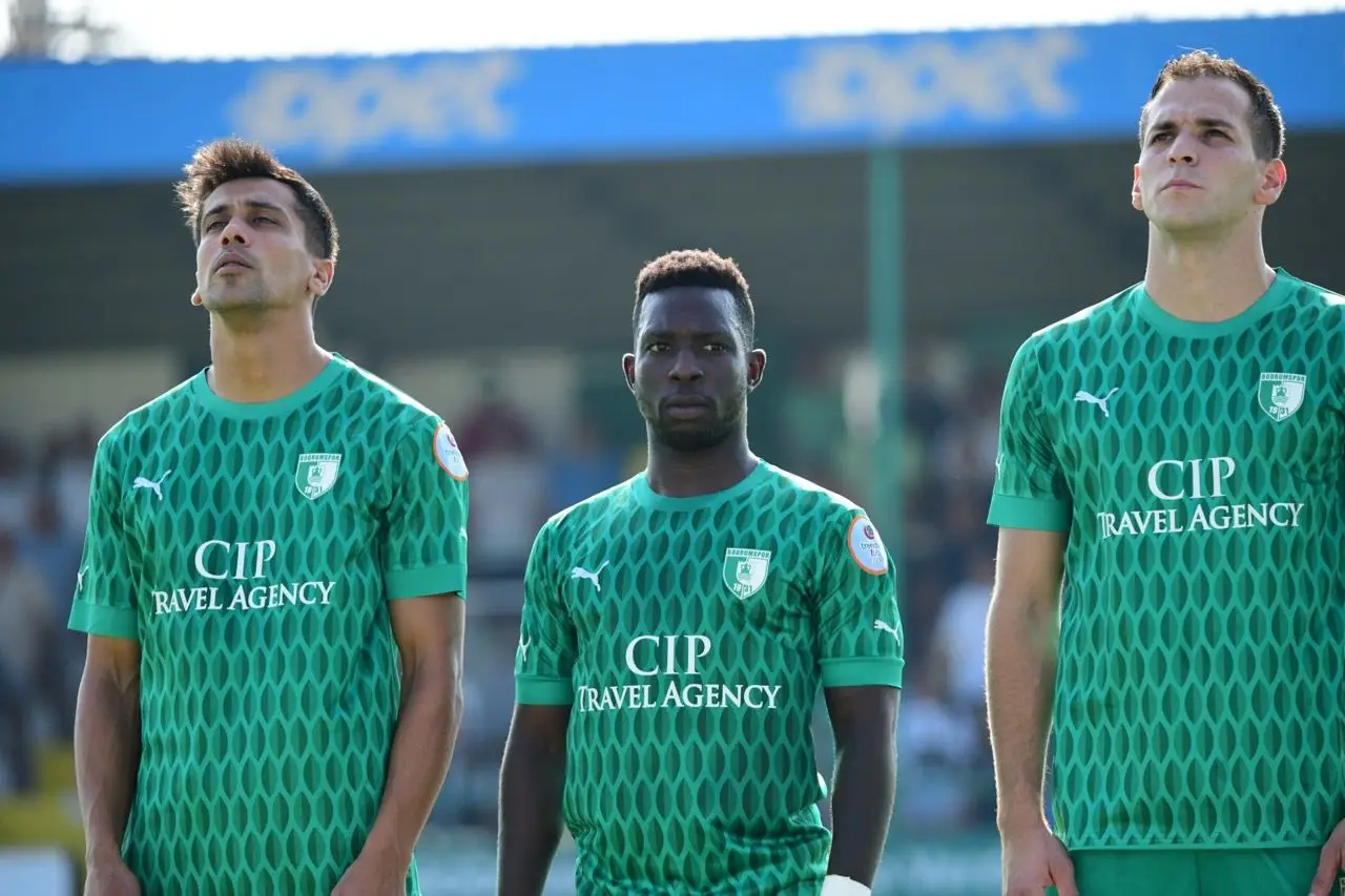 Aldair entre Samet e Ali Aytemur, do Bodrumspor