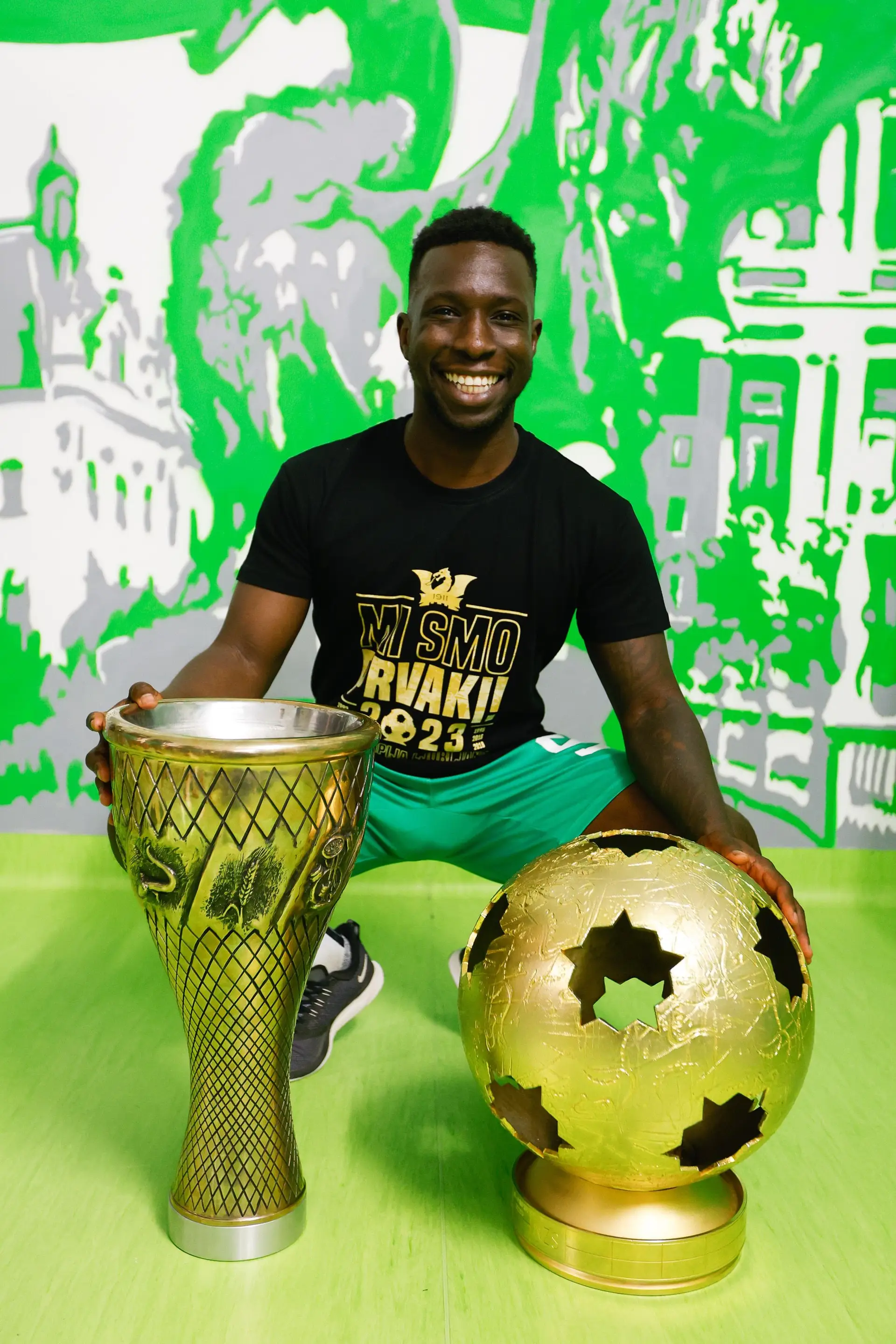 O extremo com os troféus da Taça e do Campeonato da Eslovénia