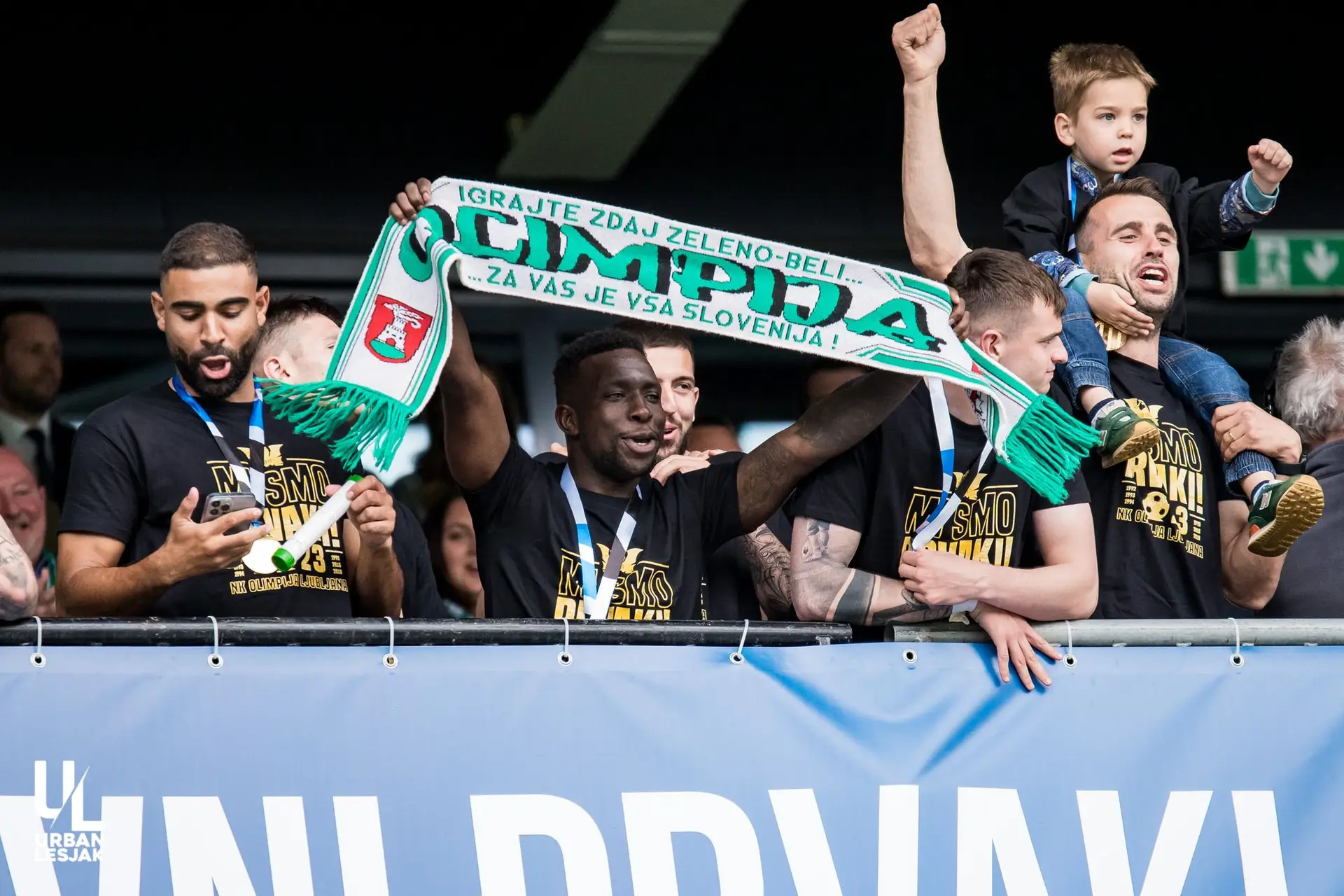 Na Eslovenia, Aldair (a segurar o cachecol) foi campeão pelo Olimpja Ljuljana, em 2022/23