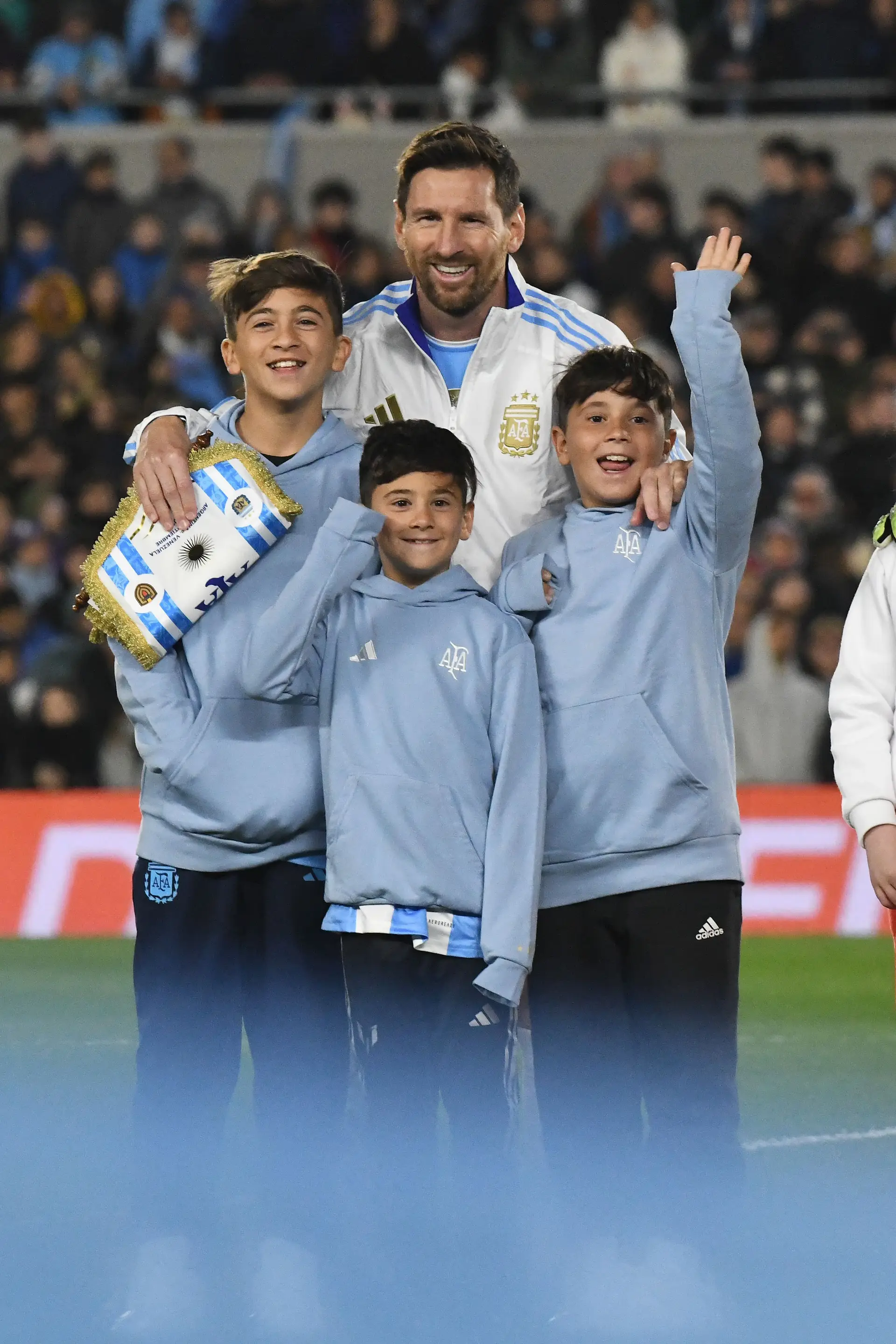 No seu último jogo oficial na Argentina, Messi emocionou-se e lançou a dúvida: “Pela idade, o mais lógico é que não vá ao Mundial”