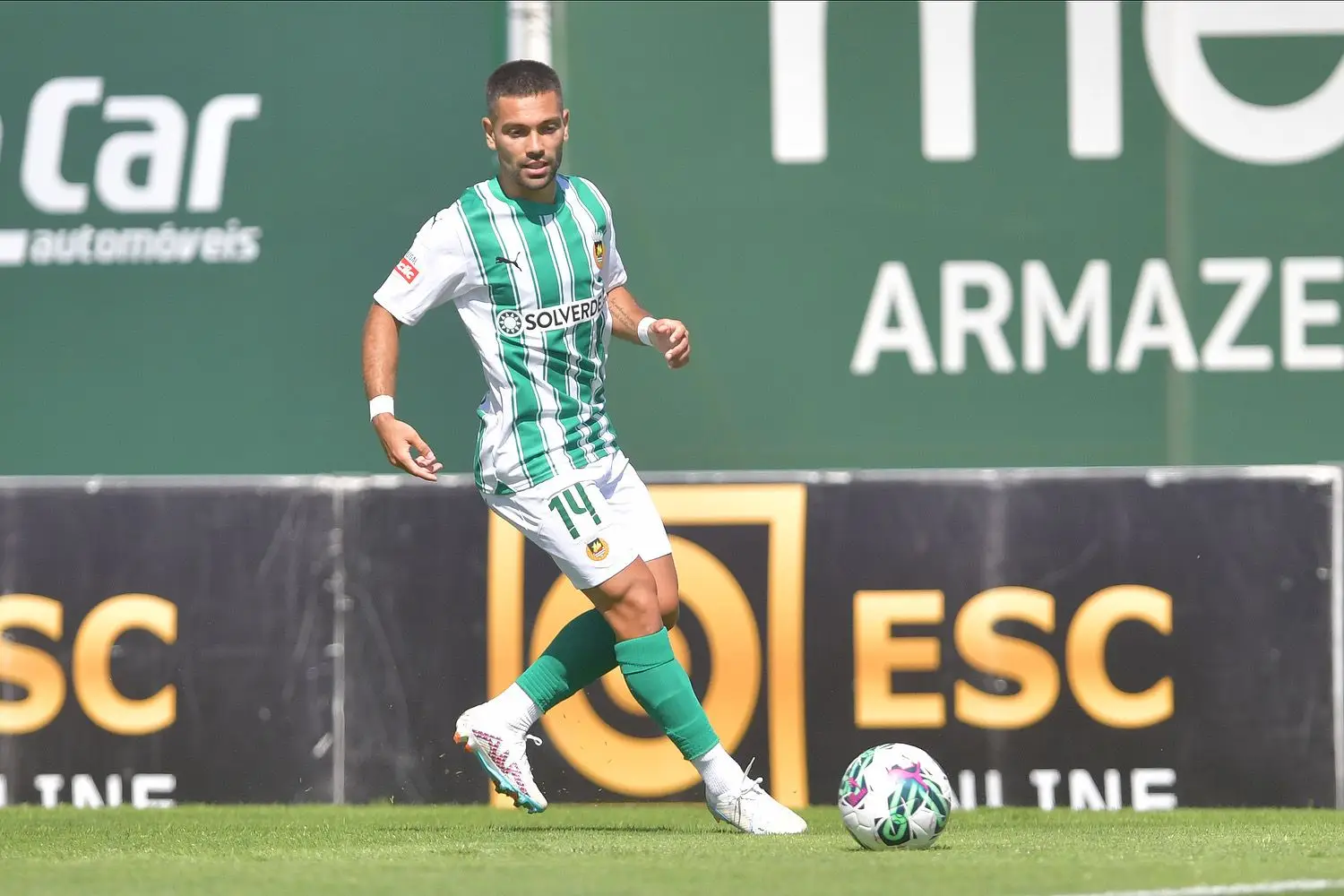 Após jogar pelo Leixões, o extremo regressou ao Rio Ave, então na II Liga